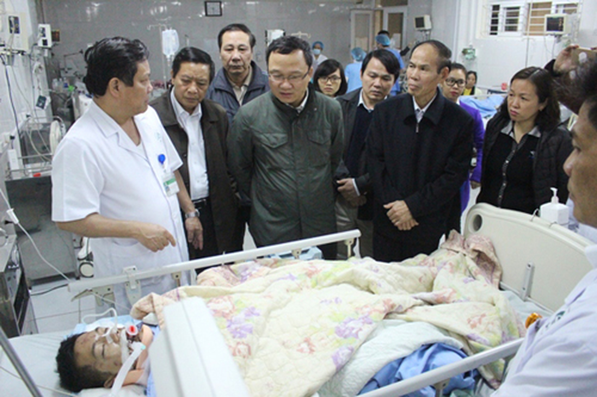 
&Ocirc;ng Khuất Việt H&ugrave;ng (&aacute;o xanh sẫm ở giữa) thăm hỏi c&aacute;c nạn nh&acirc;n trong vụ tai nạn - Ảnh: B&aacute;o L&agrave;o Cai
