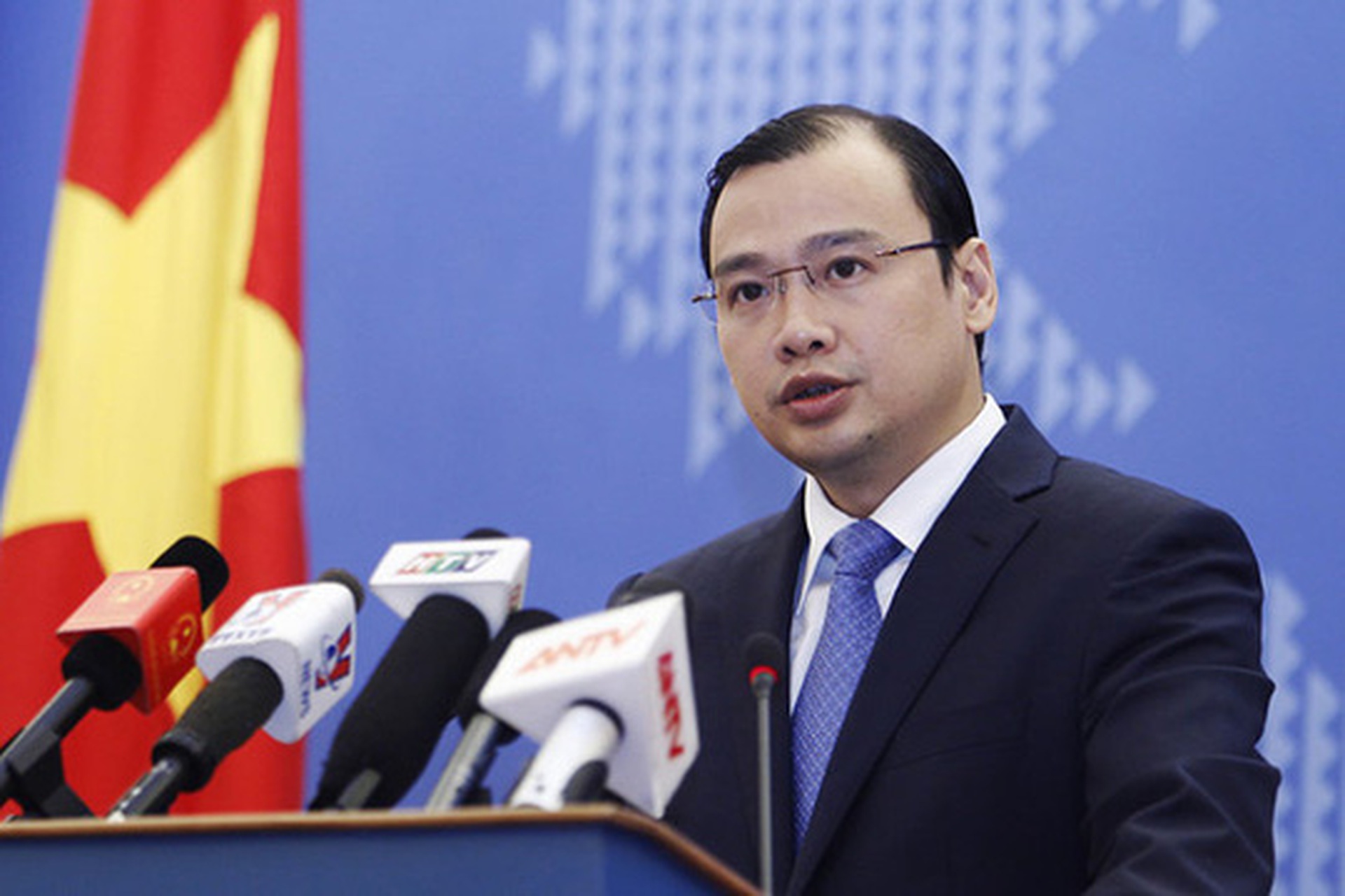 
Người ph&aacute;t ng&ocirc;n Bộ Ngoại giao Việt Nam L&ecirc; Hải B&igrave;nh cho rằng duy tr&igrave; h&ograve;a b&igrave;nh, ổn định, an ninh, an to&agrave;n h&agrave;ng hải v&agrave; h&agrave;ng kh&ocirc;ng ở khu vực l&agrave; mục ti&ecirc;u chung cũng l&agrave; lợi &iacute;ch chung
