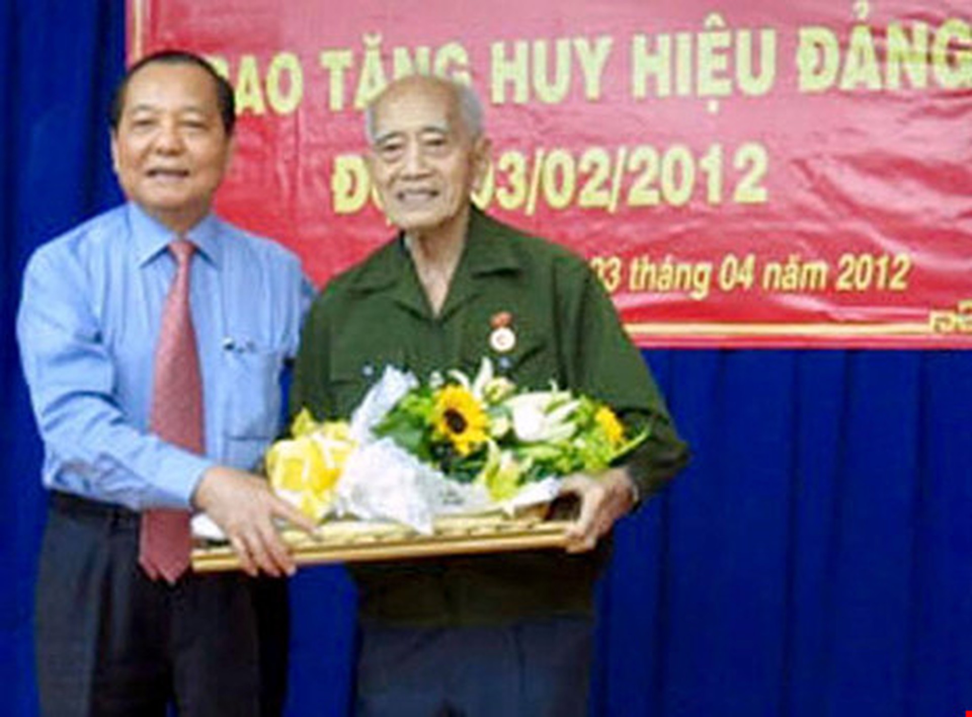 
Nguy&ecirc;n Ủy vi&ecirc;n Bộ Ch&iacute;nh trị, B&iacute; thư Th&agrave;nh ủy TP HCM L&ecirc; Thanh Hải trao huy hiệu 65 năm tuổi Đảng cho &ocirc;ng Dương Đ&igrave;nh Thảo. Ảnh chụp th&aacute;ng 4-2012. Ảnh: NLĐ
