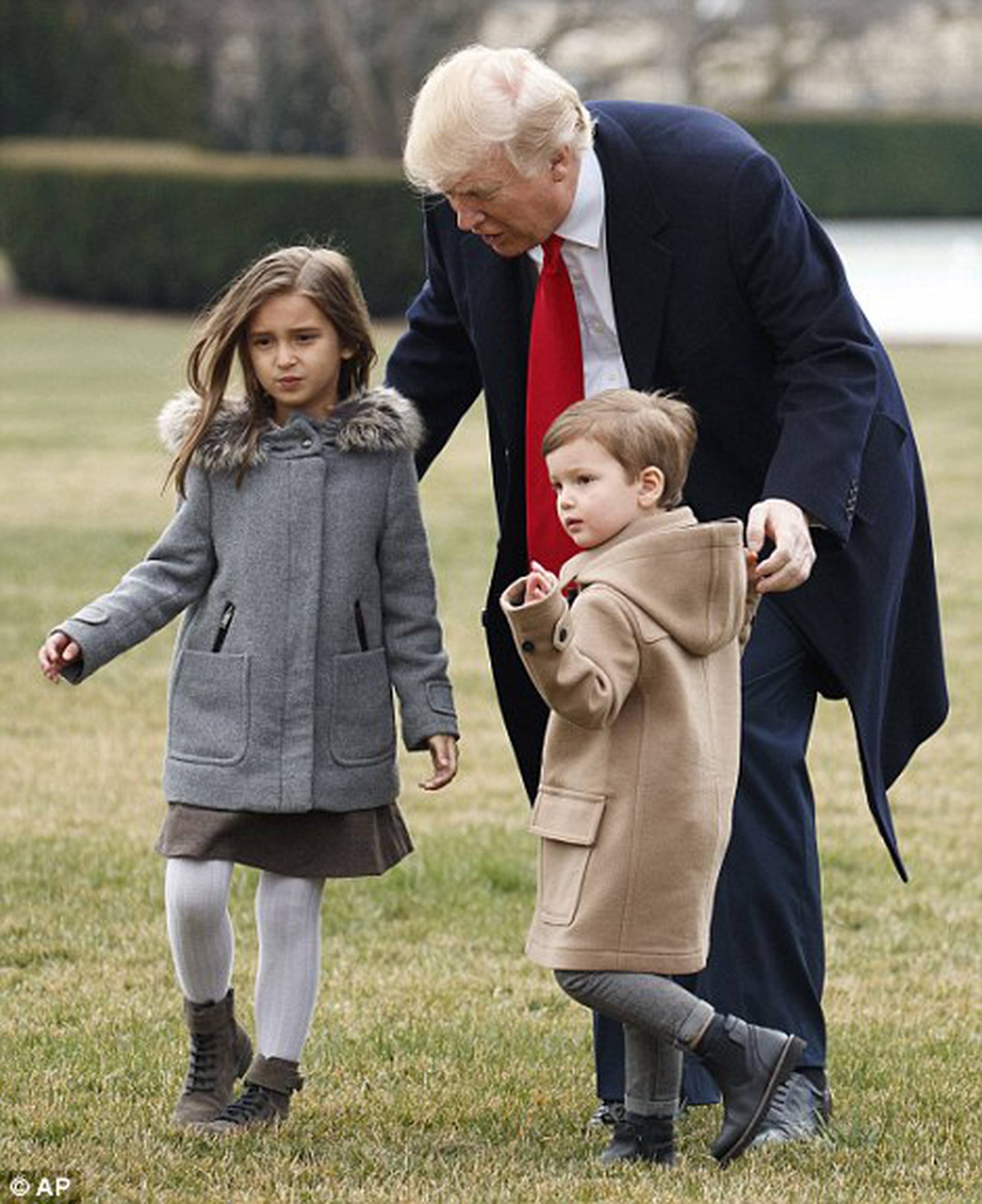 
Sau một tuần đầy x&aacute;o trộn, &ocirc;ng Trump c&oacute; ch&uacute;t khoảnh khắc y&ecirc;n b&igrave;nh b&ecirc;n 2 ch&aacute;u ngoại. Ảnh: AP
