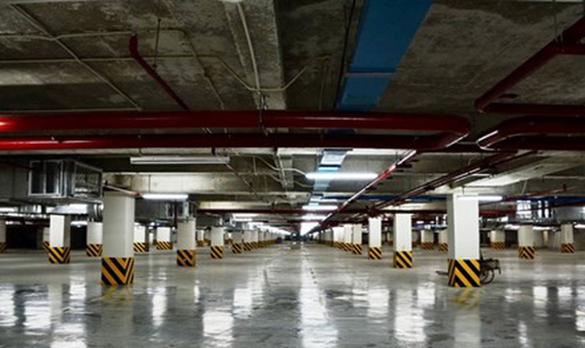 
Tầng hầm chứa &ocirc; t&ocirc; của một kh&aacute;ch sạn tr&ecirc;n đường Nguyễn Huệ trống rỗng.
