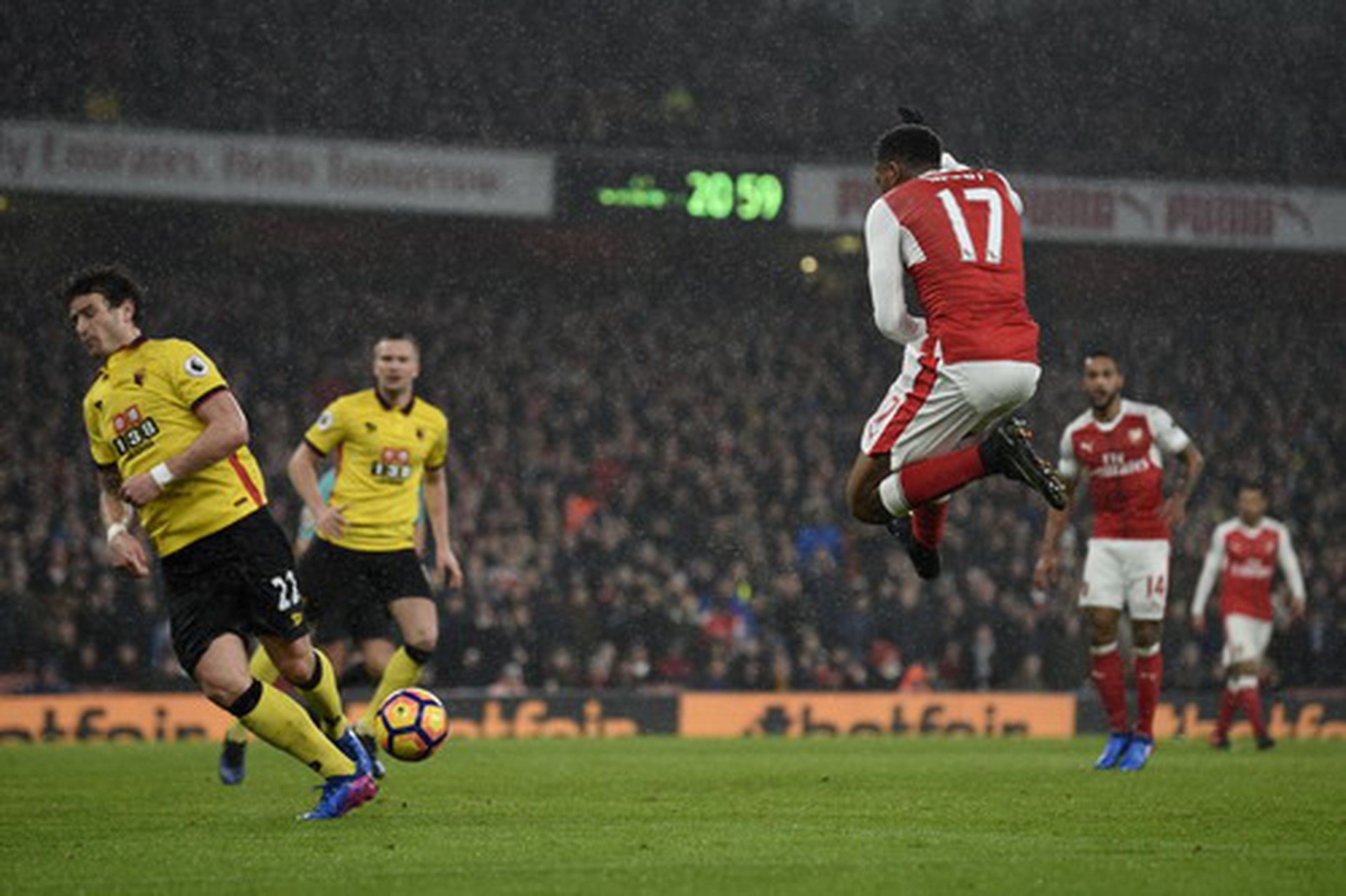 Alex Iwobi gỡ b&agrave;n danh dự cho Arsenal