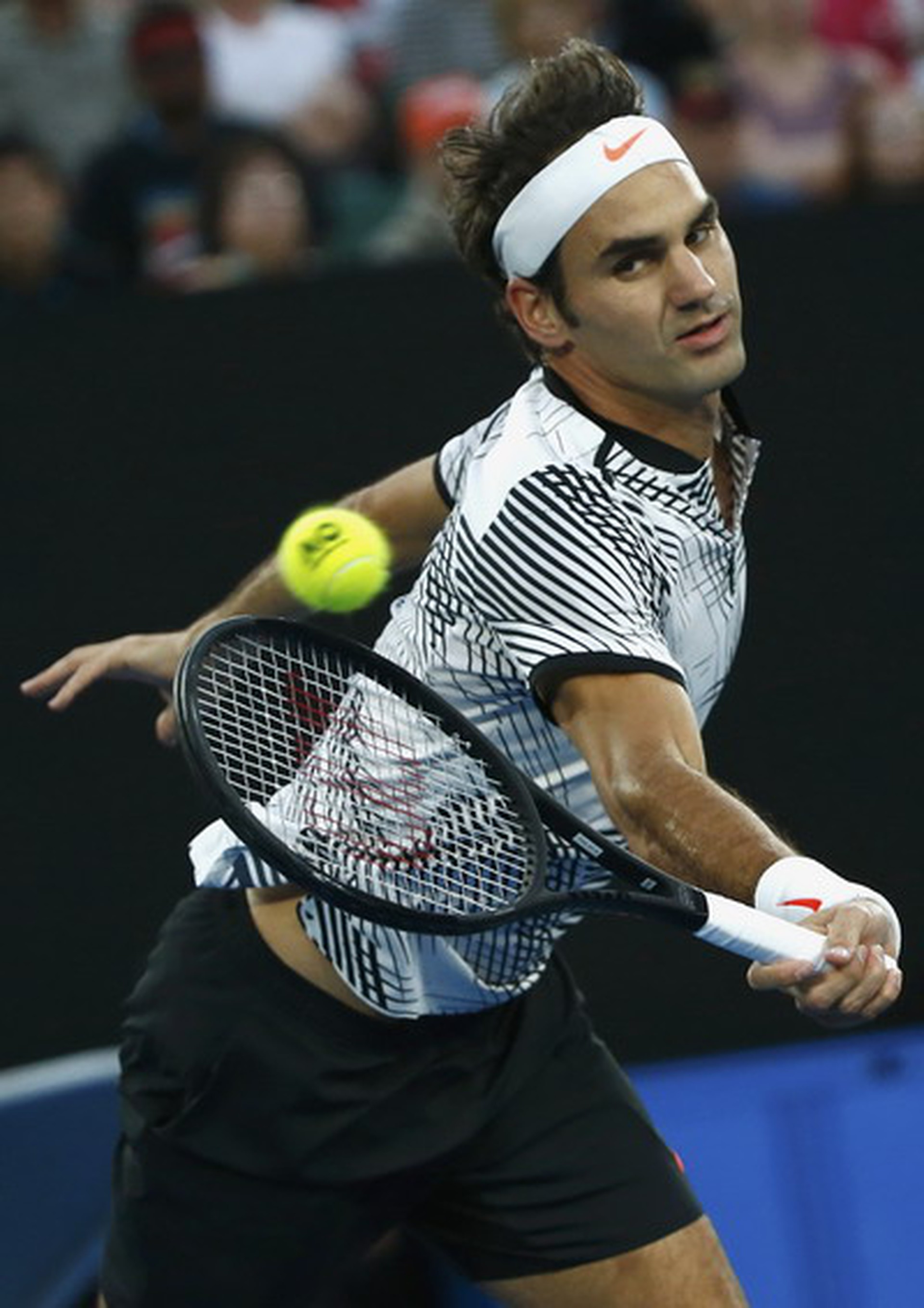 Federer dẫn trước hai v&aacute;n ở b&aacute;n kết