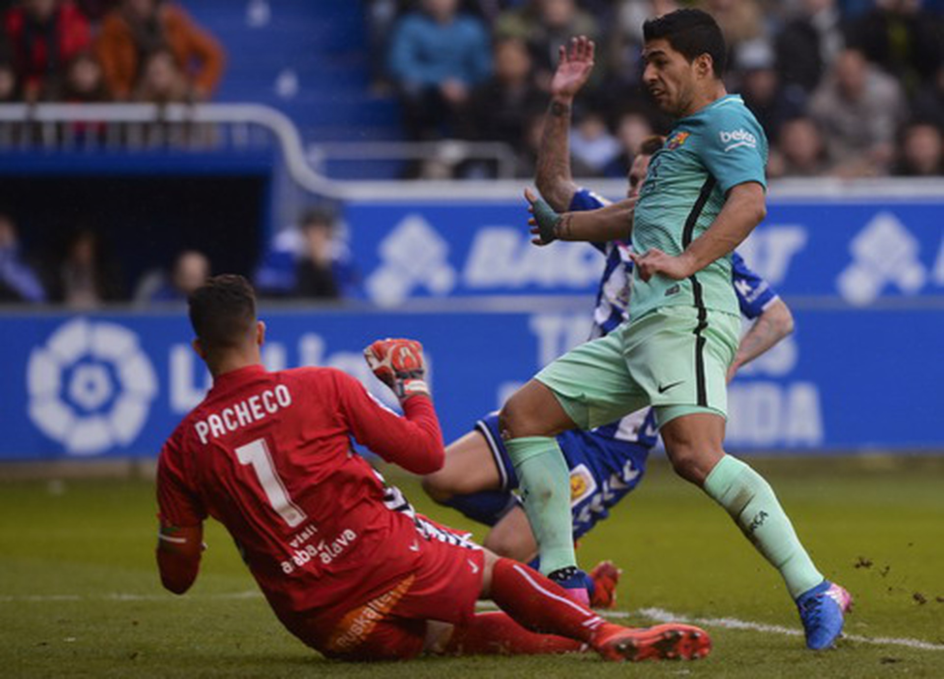 Luis Suarez lập c&uacute; đ&uacute;p để dẫn đầu danh s&aacute;ch Vua ph&aacute; lưới