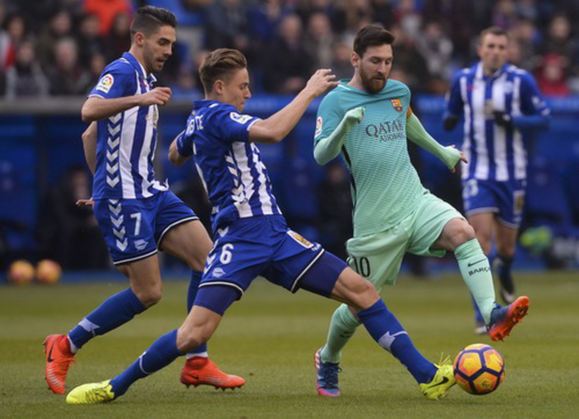 Messi thể hiện vai tr&ograve; thủ lĩnh trong chiến thắng của Barcelona