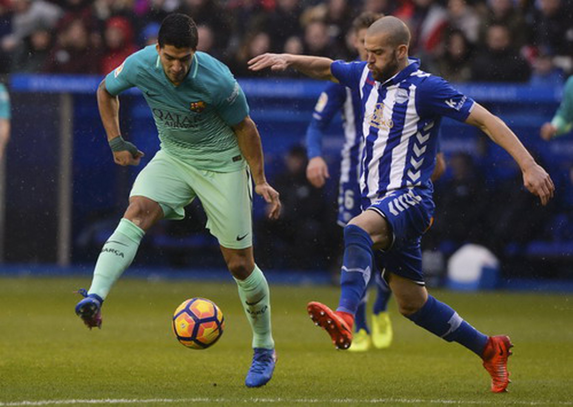 H&agrave;ng ph&ograve;ng ngự Alaves đ&aacute;nh chặn từ xa mọi đường b&oacute;ng tấn c&ocirc;ng