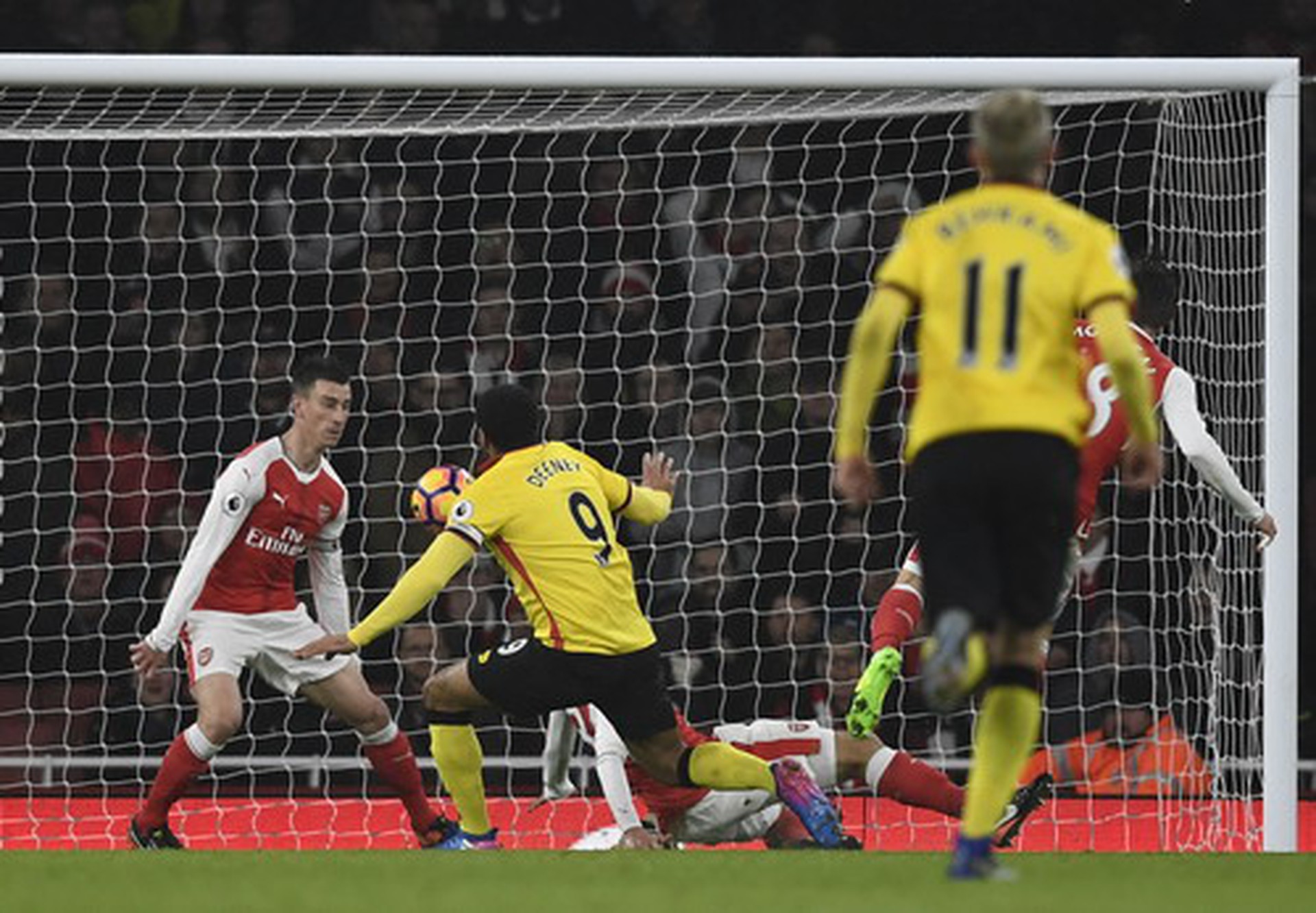 Troy Deeney ghi b&agrave;n nh&acirc;n đ&ocirc;i c&aacute;ch biệt chỉ sau 13 ph&uacute;t