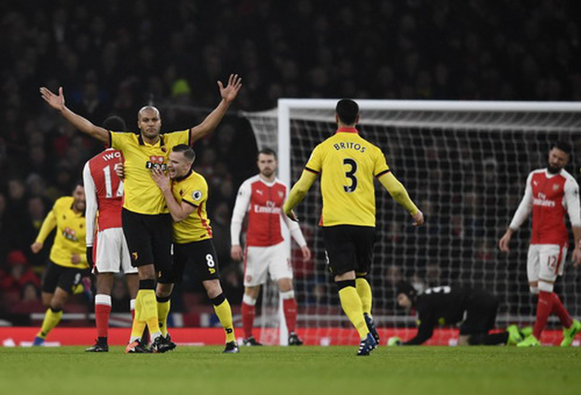 Younes Kaboul vui mừng sau b&agrave;n mở tỉ số