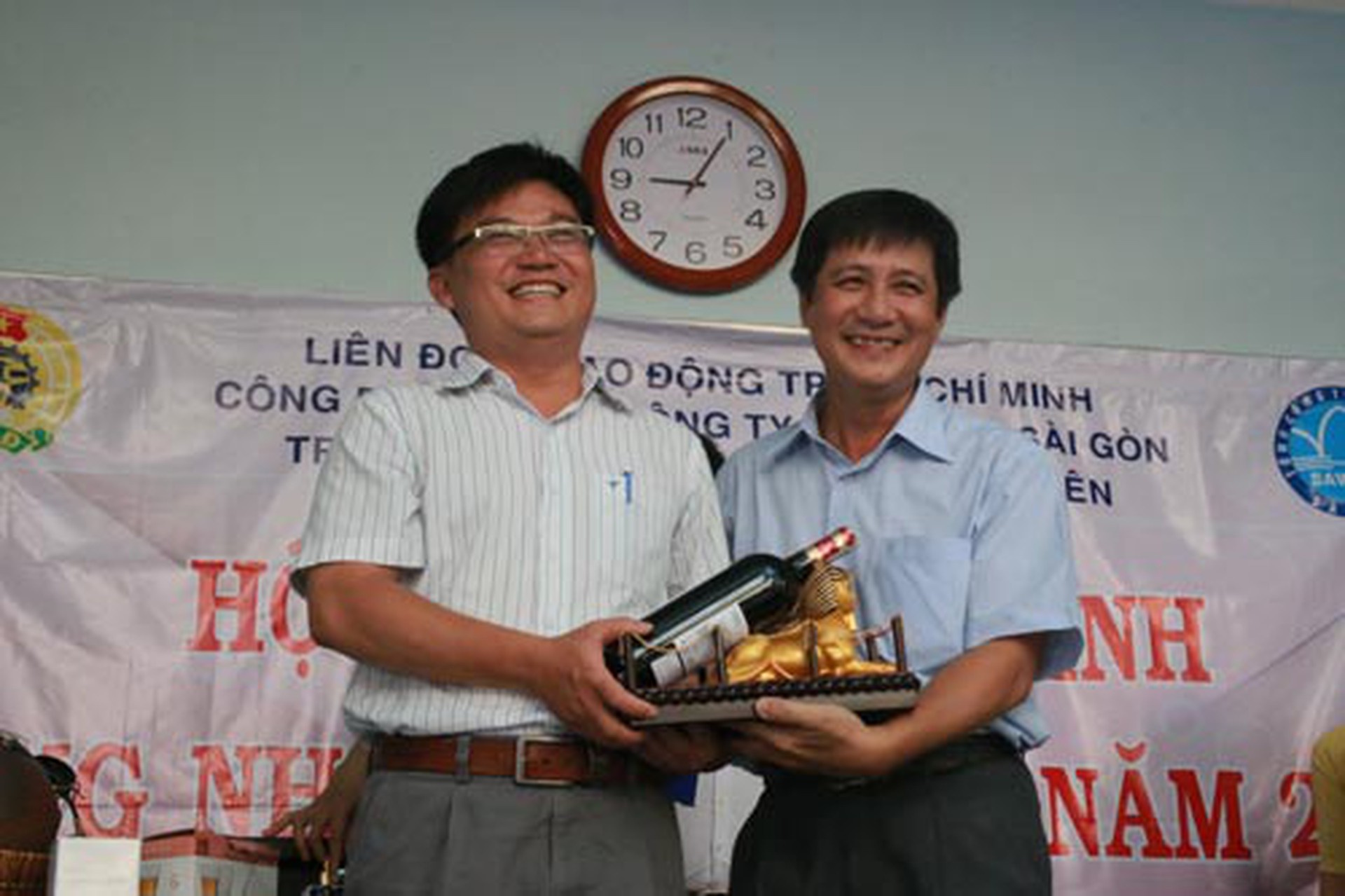 L&atilde;nh đạo c&aacute;c doanh nghiệp trực thuộc Tổng C&ocirc;ng ty Cấp nước S&agrave;i G&ograve;n tham gia phi&ecirc;n đấu gi&aacute; g&acirc;y quỹ gi&uacute;p đỡ c&ocirc;ng nh&acirc;n kh&oacute; khăn