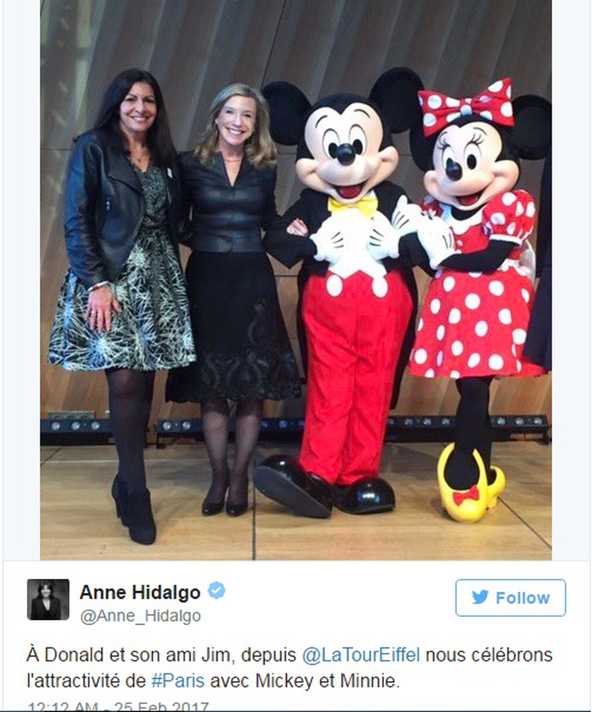 
Bức ảnh thị trưởng Paris Anne Hidalgo đăng tr&ecirc;n Twitter để phản ph&aacute;o Tổng thống Trump. Ảnh: Twitter
