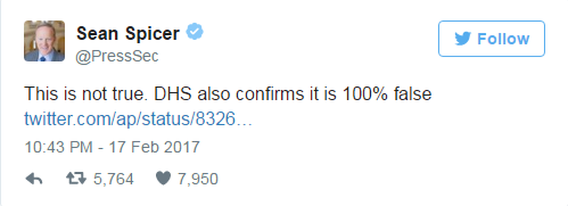 
&Ocirc;ng Sean Spicer th&ocirc;ng qua Twitter b&aacute;c th&ocirc;ng tin của AP. Ảnh: Twitter
