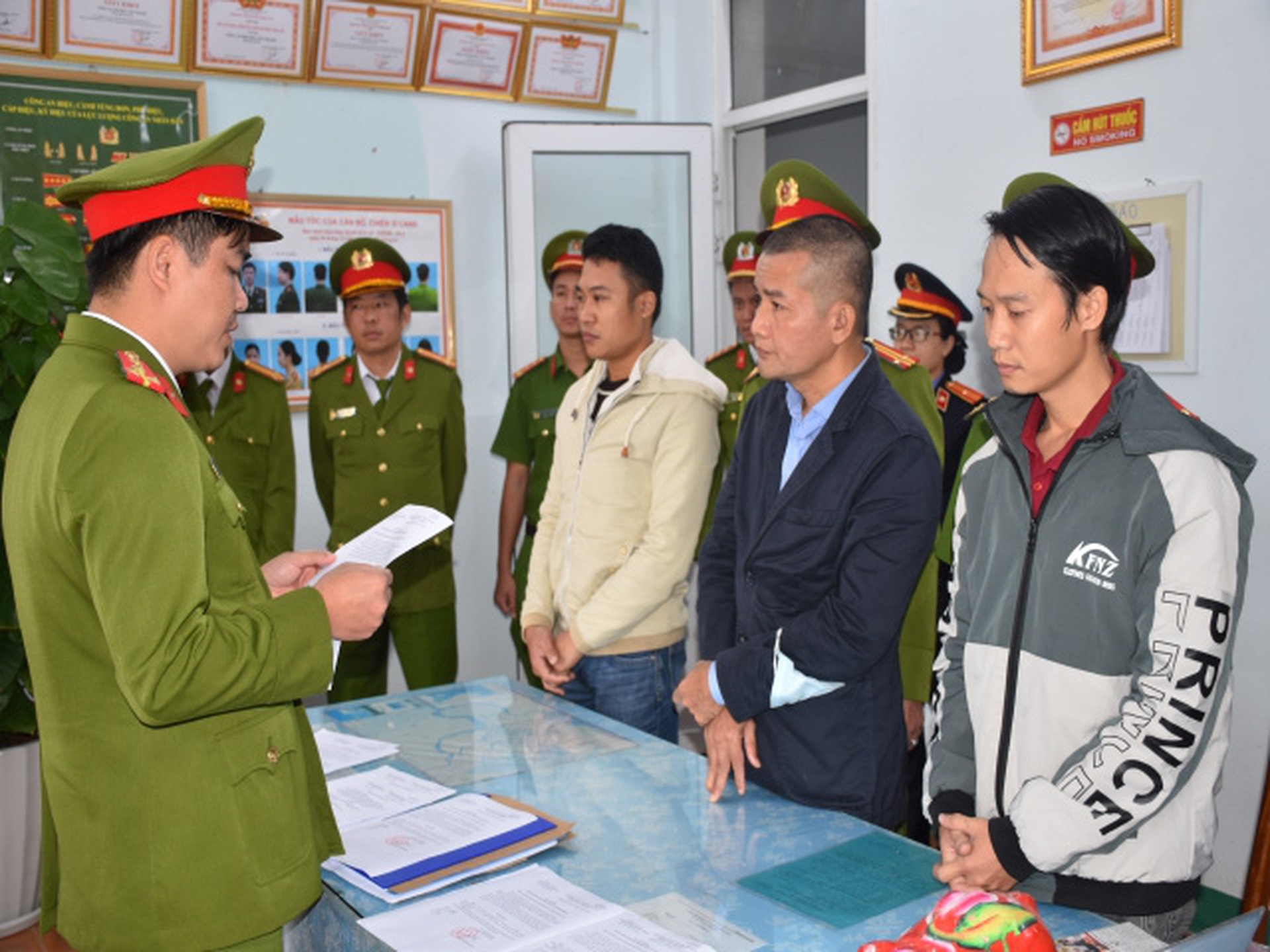Nguy&ecirc;n c&aacute;n bộ y tế, cầm đầu đường d&acirc;y chuy&ecirc;n d&ugrave;ng b&uacute;a đập vỡ xương, chiếm đoạt tiền bảo hiểm - Ảnh 2.