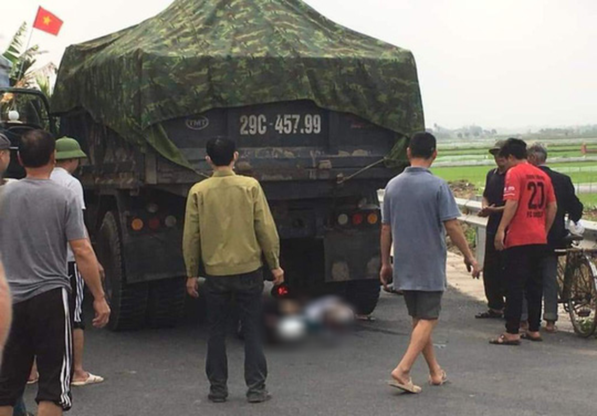 Chở nữ sinh lớp 8 đi đo k&iacute;nh mắt bị tai nạn, tr&ograve; tử vong, c&ocirc; gi&aacute;o nguy kịch - Ảnh 1.