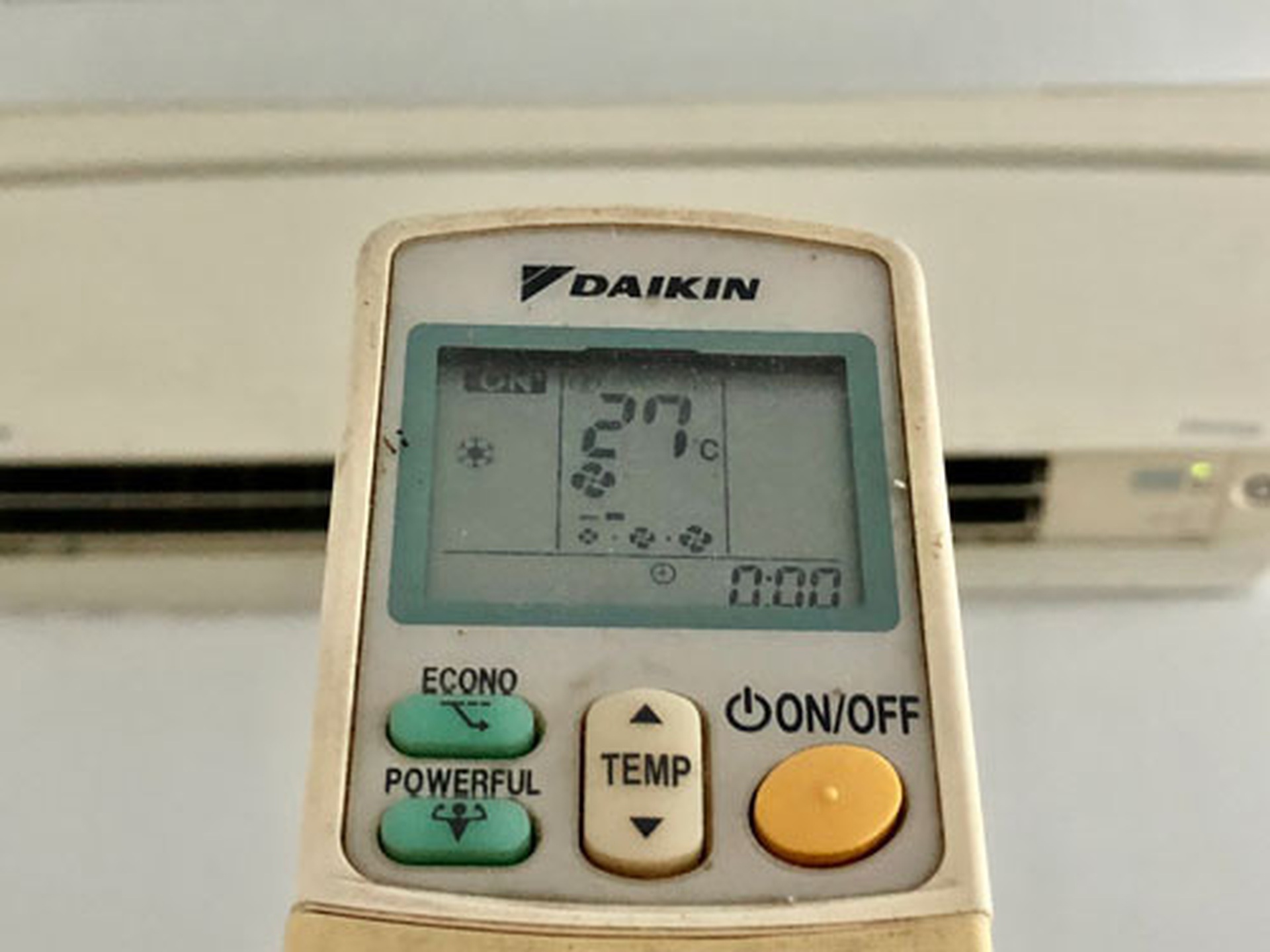 Nắng n&oacute;ng k&eacute;o d&agrave;i, h&oacute;a đơn tiền điện c&oacute; thể g&acirc;y sốc - Ảnh 1.