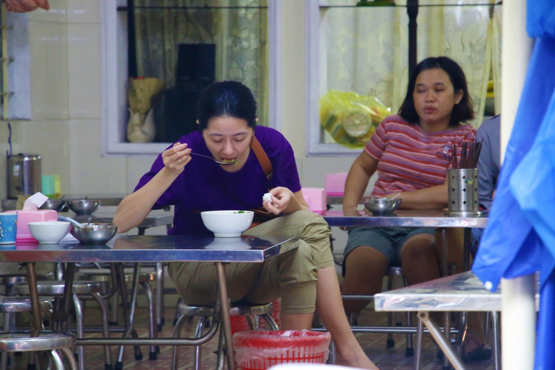 Ng&agrave;y đầu Đ&agrave; Nẵng &ldquo;th&iacute;ch ứng an to&agrave;n&rdquo;: H&agrave;ng qu&aacute;n tấp nập, chủ qu&aacute;n mừng muốn kh&oacute;c - Ảnh 3.