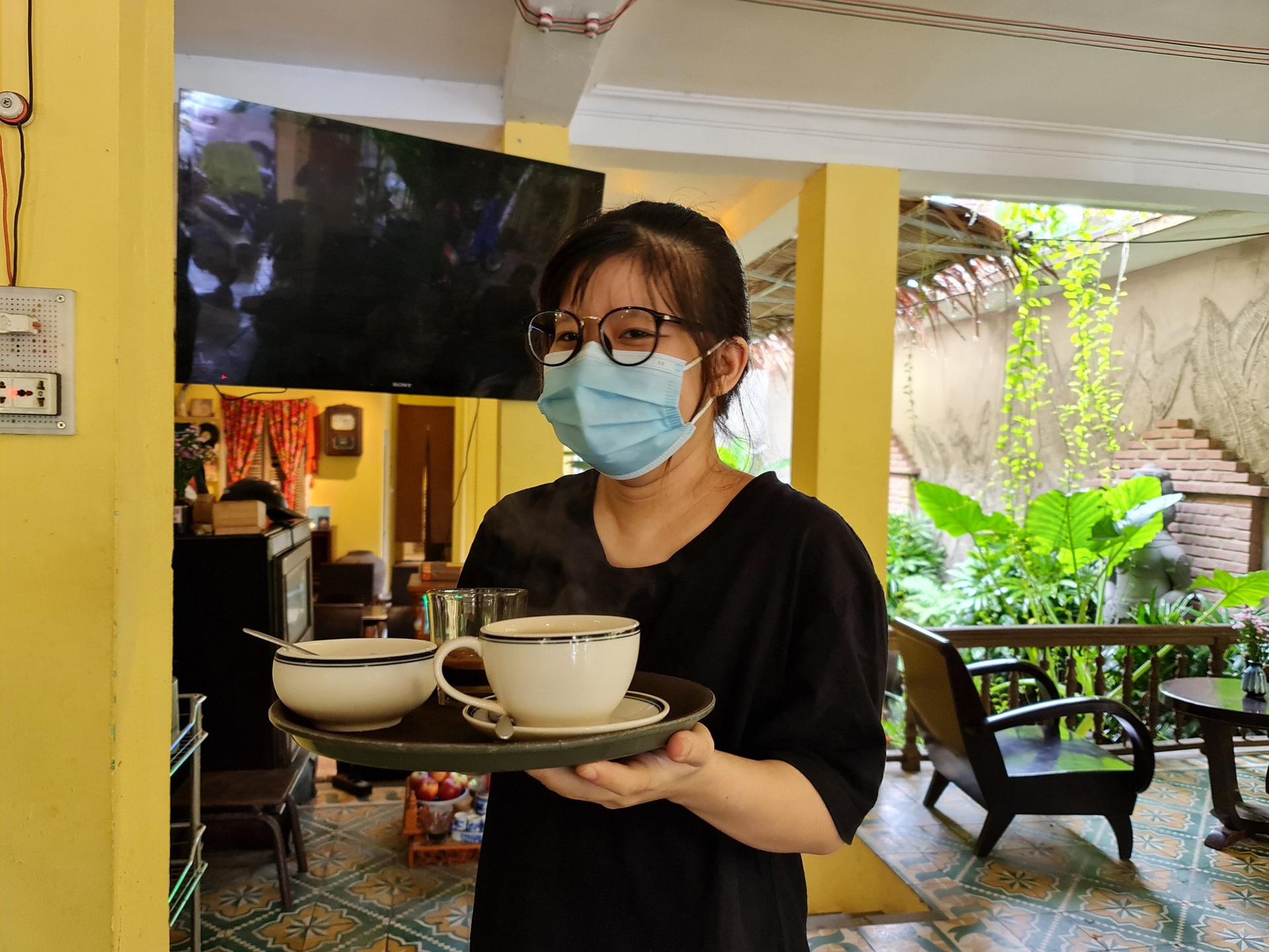 Ng&agrave;y đầu Đ&agrave; Nẵng &ldquo;th&iacute;ch ứng an to&agrave;n&rdquo;: H&agrave;ng qu&aacute;n tấp nập, chủ qu&aacute;n mừng muốn kh&oacute;c - Ảnh 6.