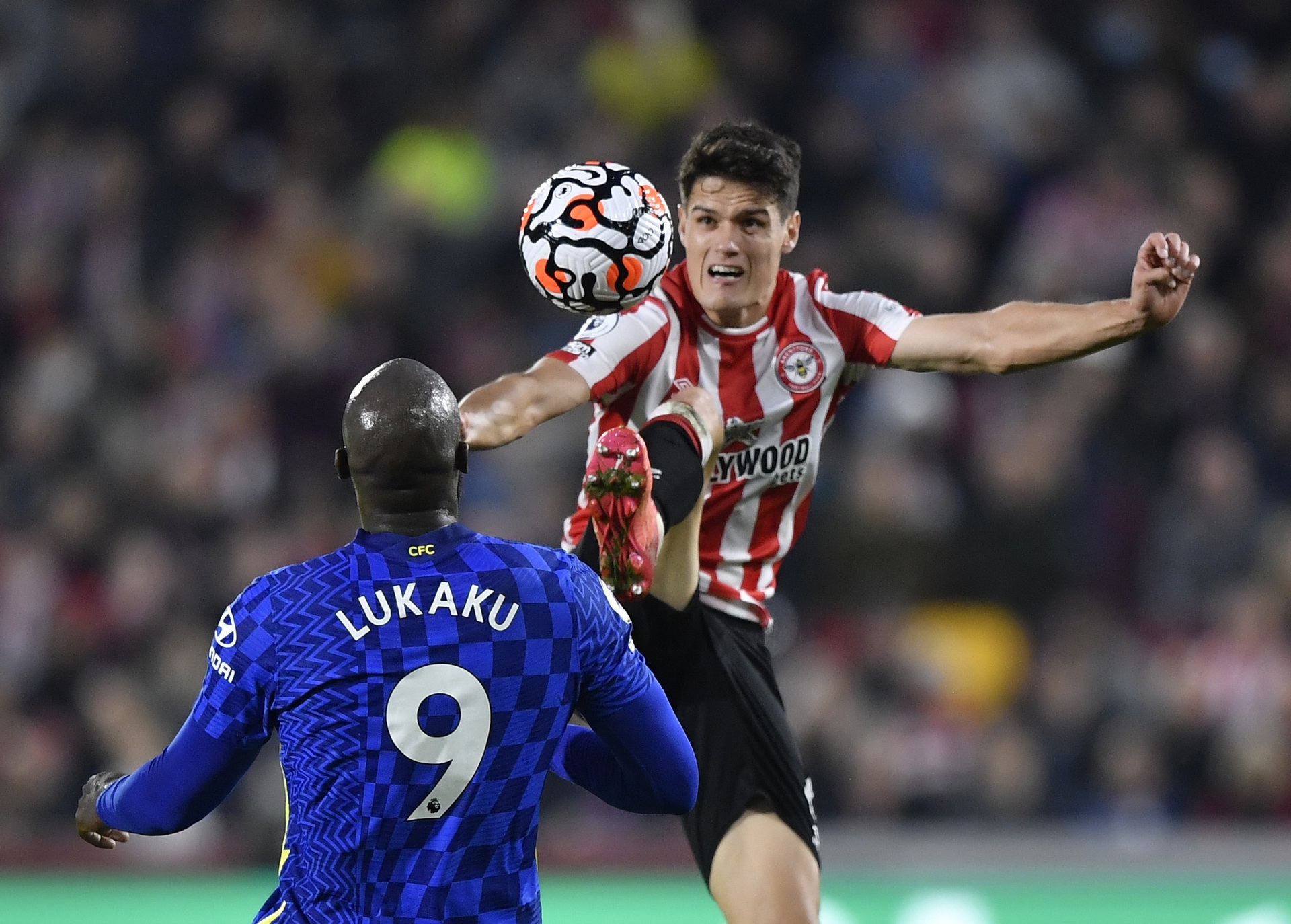 Người nhện Mendy gi&uacute;p Chelsea thắng t&acirc;n binh, đ&ograve;i ng&ocirc;i đầu Ngoại hạng - Ảnh 1.