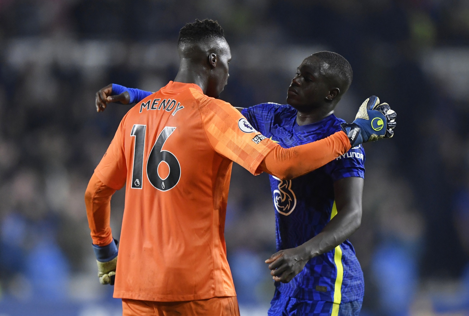 Người nhện Mendy gi&uacute;p Chelsea thắng t&acirc;n binh, đ&ograve;i ng&ocirc;i đầu Ngoại hạng - Ảnh 9.