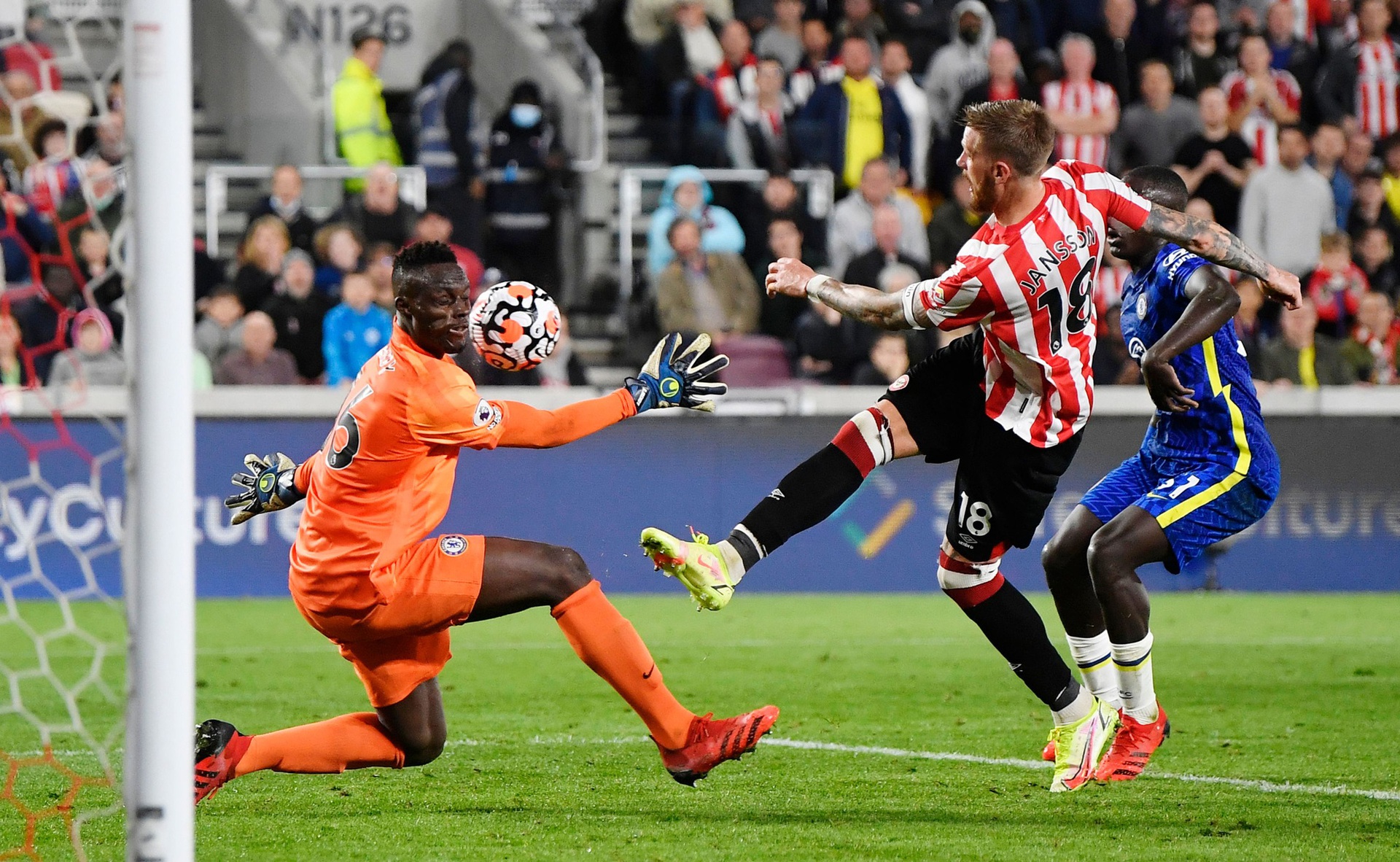 Người nhện Mendy gi&uacute;p Chelsea thắng t&acirc;n binh, đ&ograve;i ng&ocirc;i đầu Ngoại hạng - Ảnh 7.