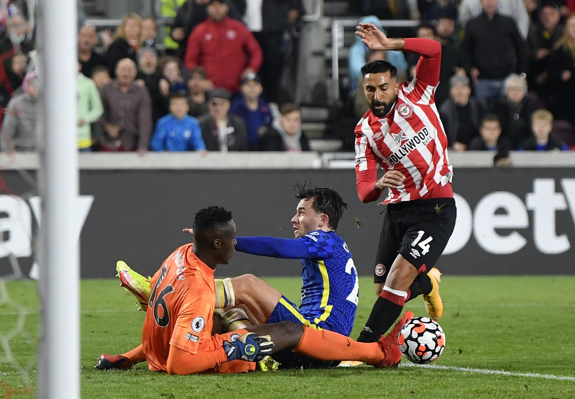 Người nhện Mendy gi&uacute;p Chelsea thắng t&acirc;n binh, đ&ograve;i ng&ocirc;i đầu Ngoại hạng - Ảnh 4.