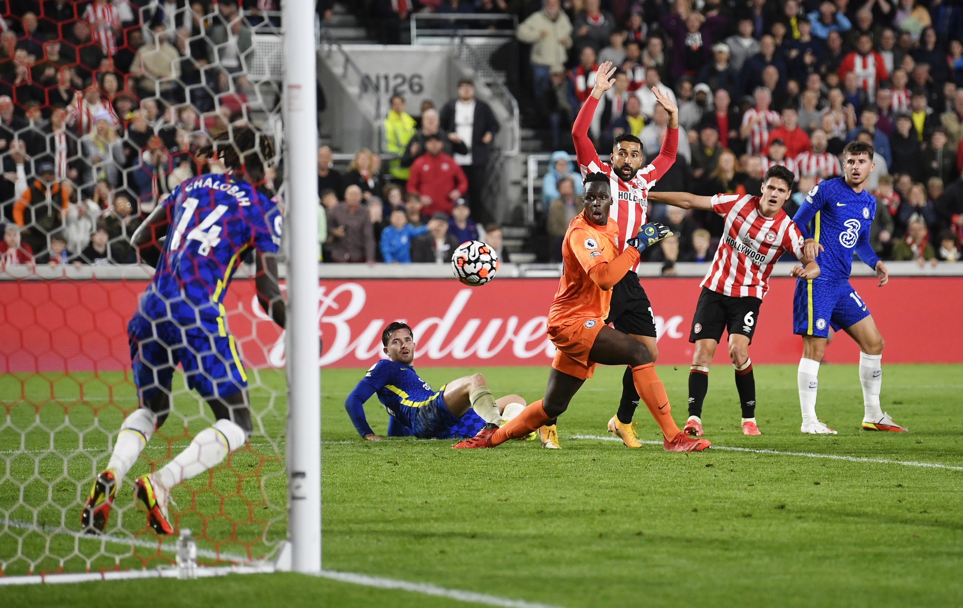 Người nhện Mendy gi&uacute;p Chelsea thắng t&acirc;n binh, đ&ograve;i ng&ocirc;i đầu Ngoại hạng - Ảnh 8.