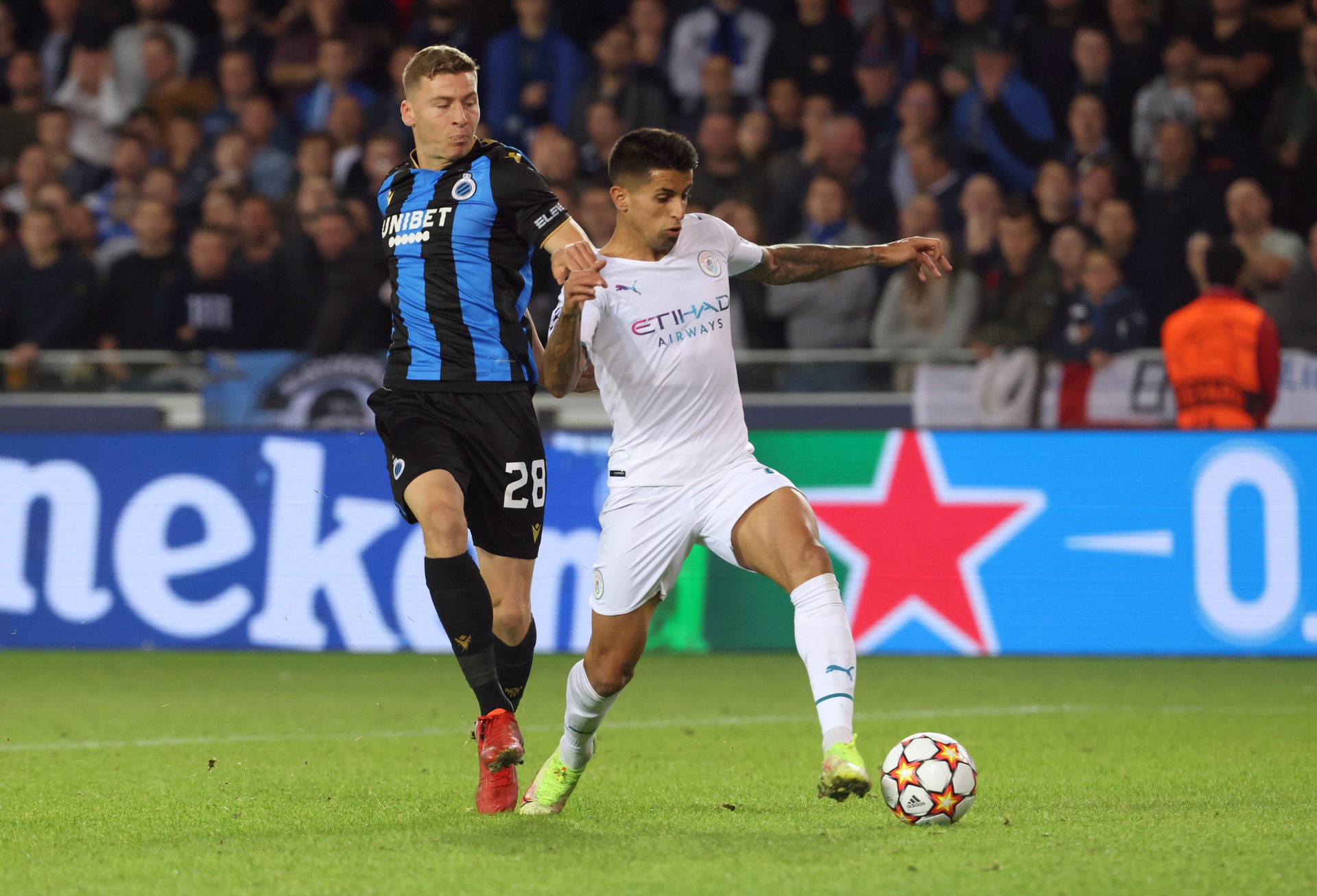 T&agrave;i năng 19 tuổi lập c&ocirc;ng ấn định chiến thắng gi&ograve;n gi&atilde; cho Manchester City - Ảnh 7.