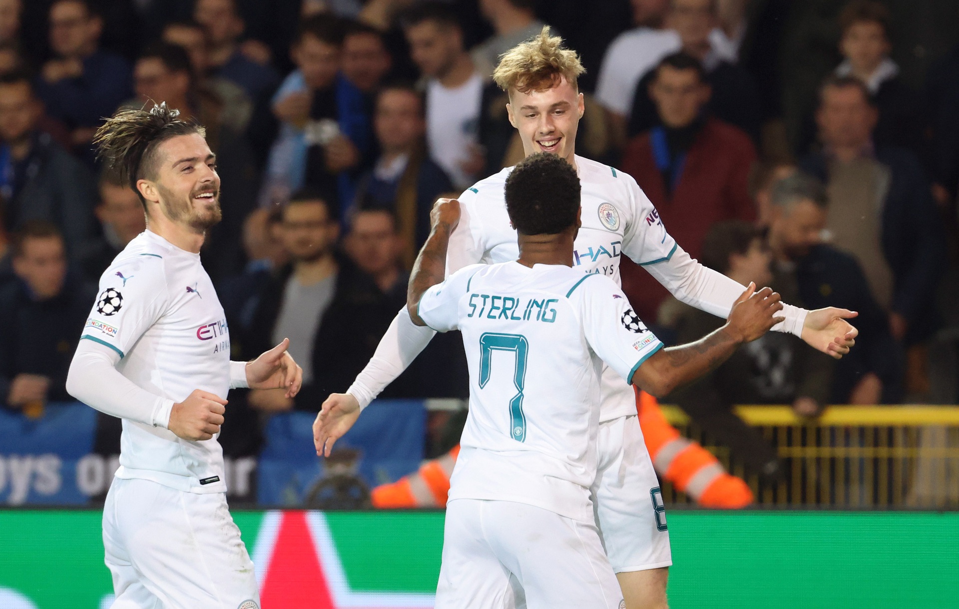 T&agrave;i năng 19 tuổi lập c&ocirc;ng ấn định chiến thắng gi&ograve;n gi&atilde; cho Manchester City - Ảnh 9.