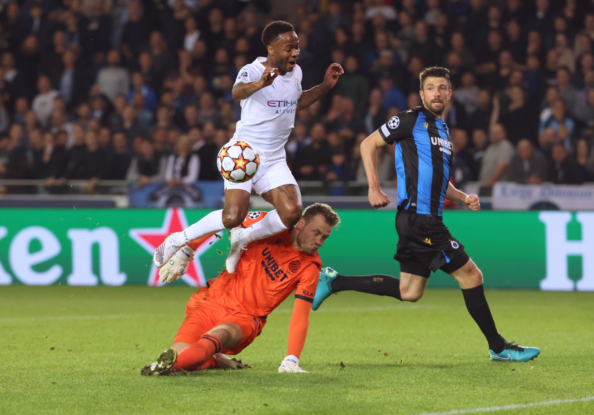 T&agrave;i năng 19 tuổi lập c&ocirc;ng ấn định chiến thắng gi&ograve;n gi&atilde; cho Manchester City - Ảnh 8.