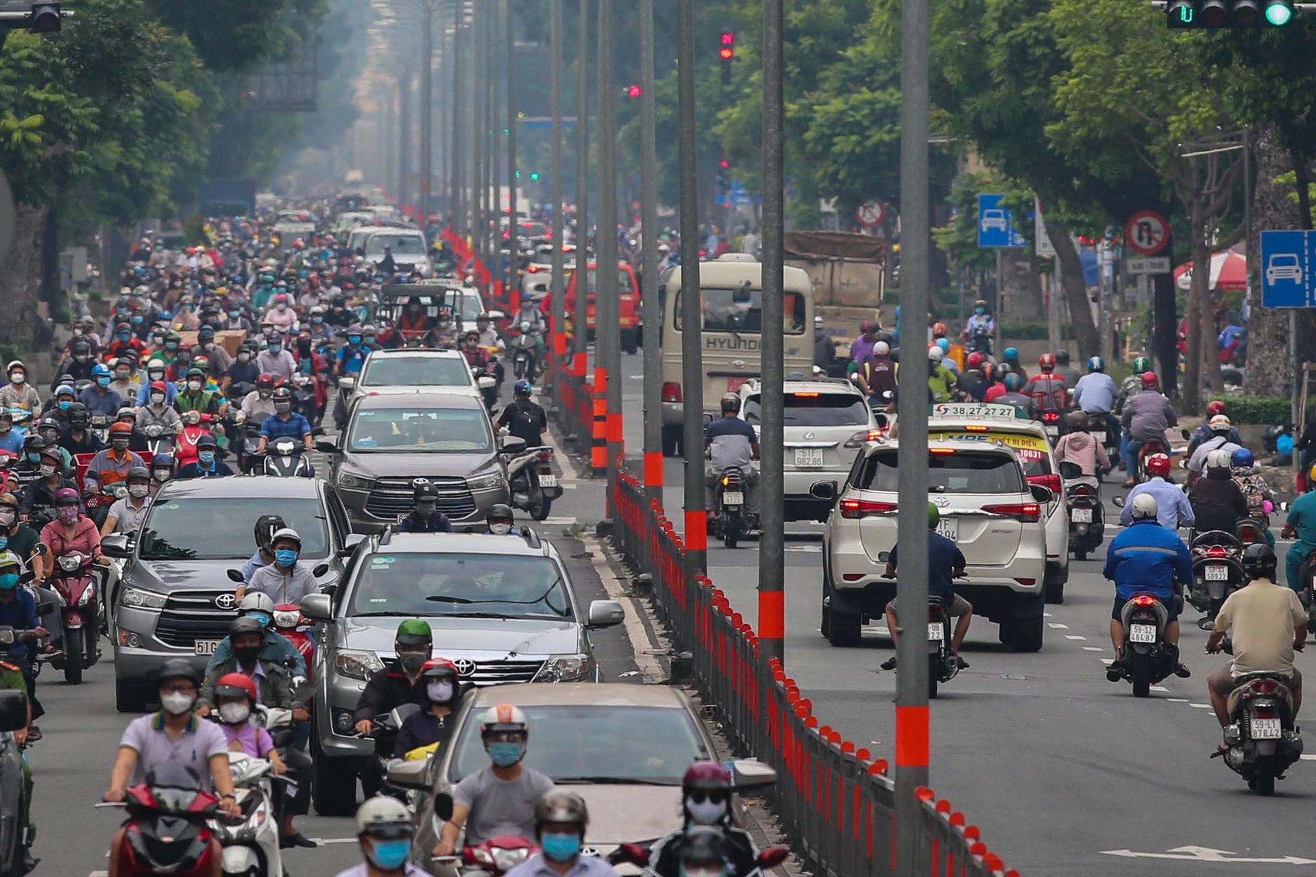 Tin vui cho người mua b&aacute;n xe: TP HCM th&iacute; điểm sang t&ecirc;n xe online, bỏ lu&ocirc;n thủ tục rườm r&agrave; - Ảnh 1.