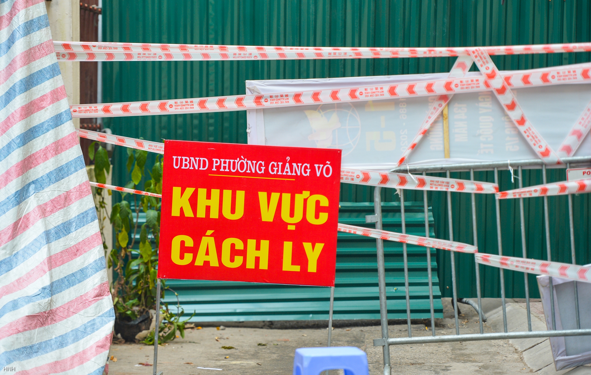 CLIP: Dựng t&ocirc;n cao 2 m l&agrave;m chốt cứng ở cụm d&acirc;n cư c&oacute; nhiều ca Covid-19 - Ảnh 3.