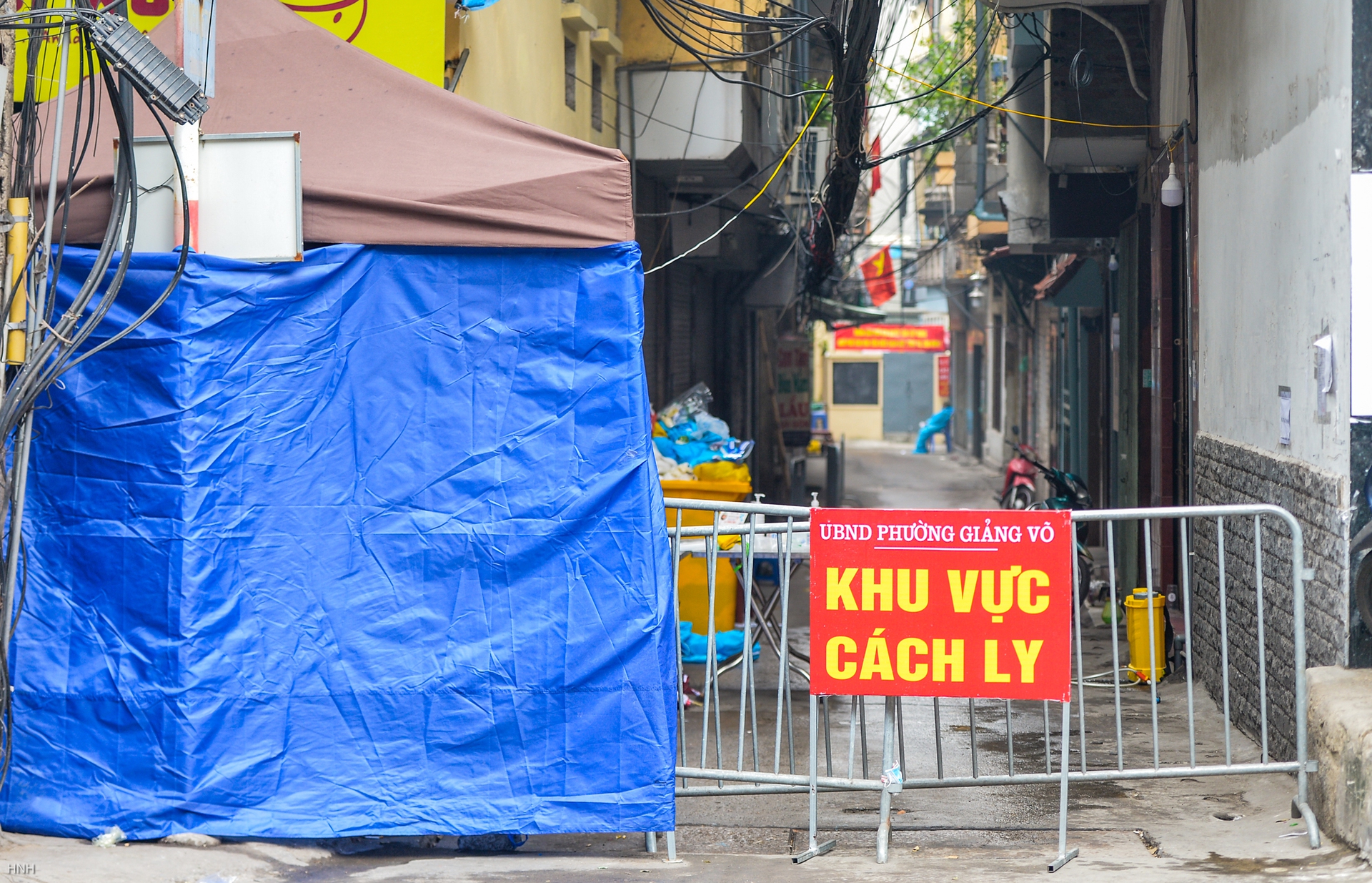 CLIP: Dựng t&ocirc;n cao 2 m l&agrave;m chốt cứng ở cụm d&acirc;n cư c&oacute; nhiều ca Covid-19 - Ảnh 5.