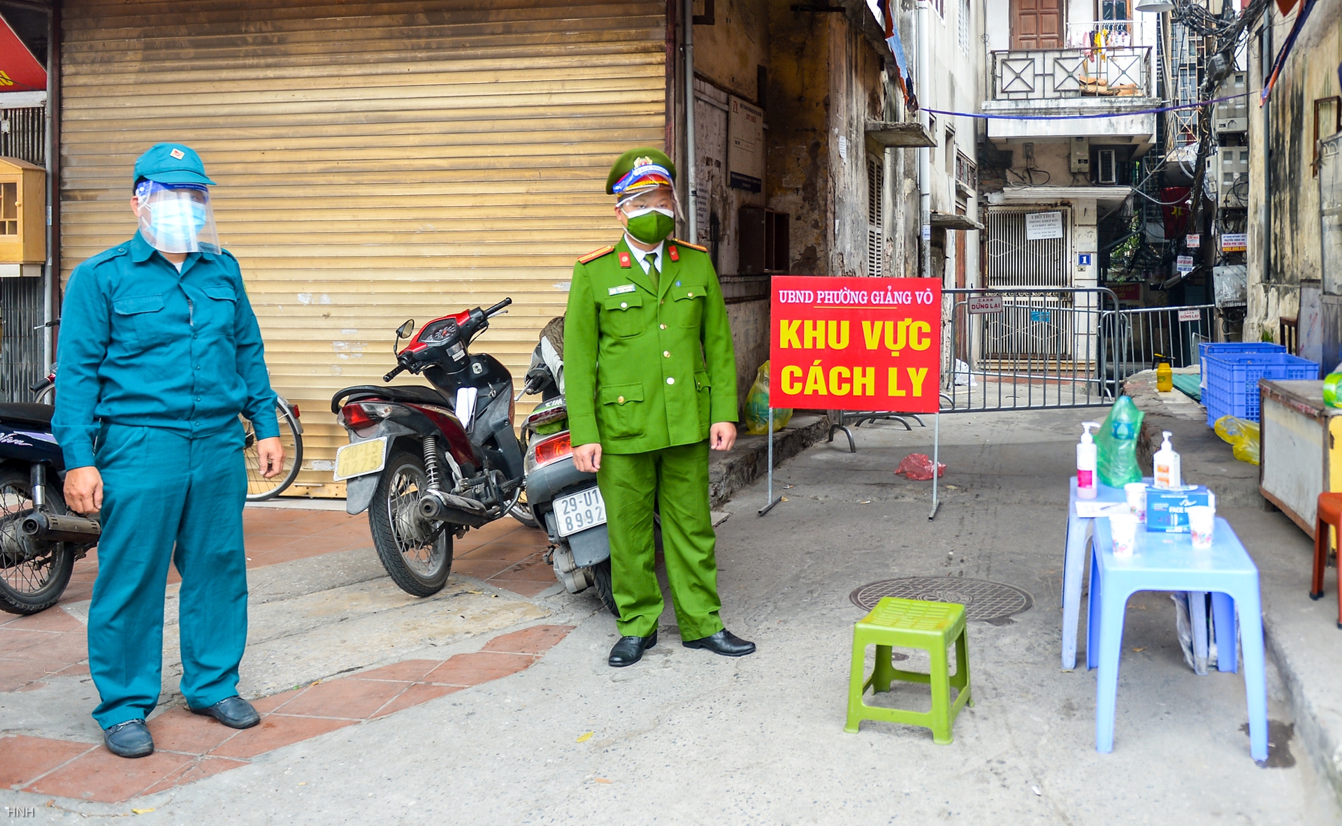 CLIP: Dựng t&ocirc;n cao 2 m l&agrave;m chốt cứng ở cụm d&acirc;n cư c&oacute; nhiều ca Covid-19 - Ảnh 1.