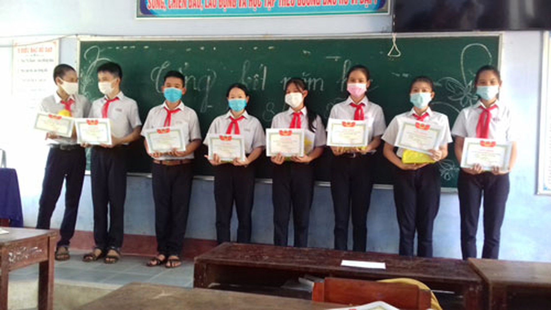 0,01 điểm v&agrave; khoảng c&aacute;ch với thủ khoa - Ảnh 2.