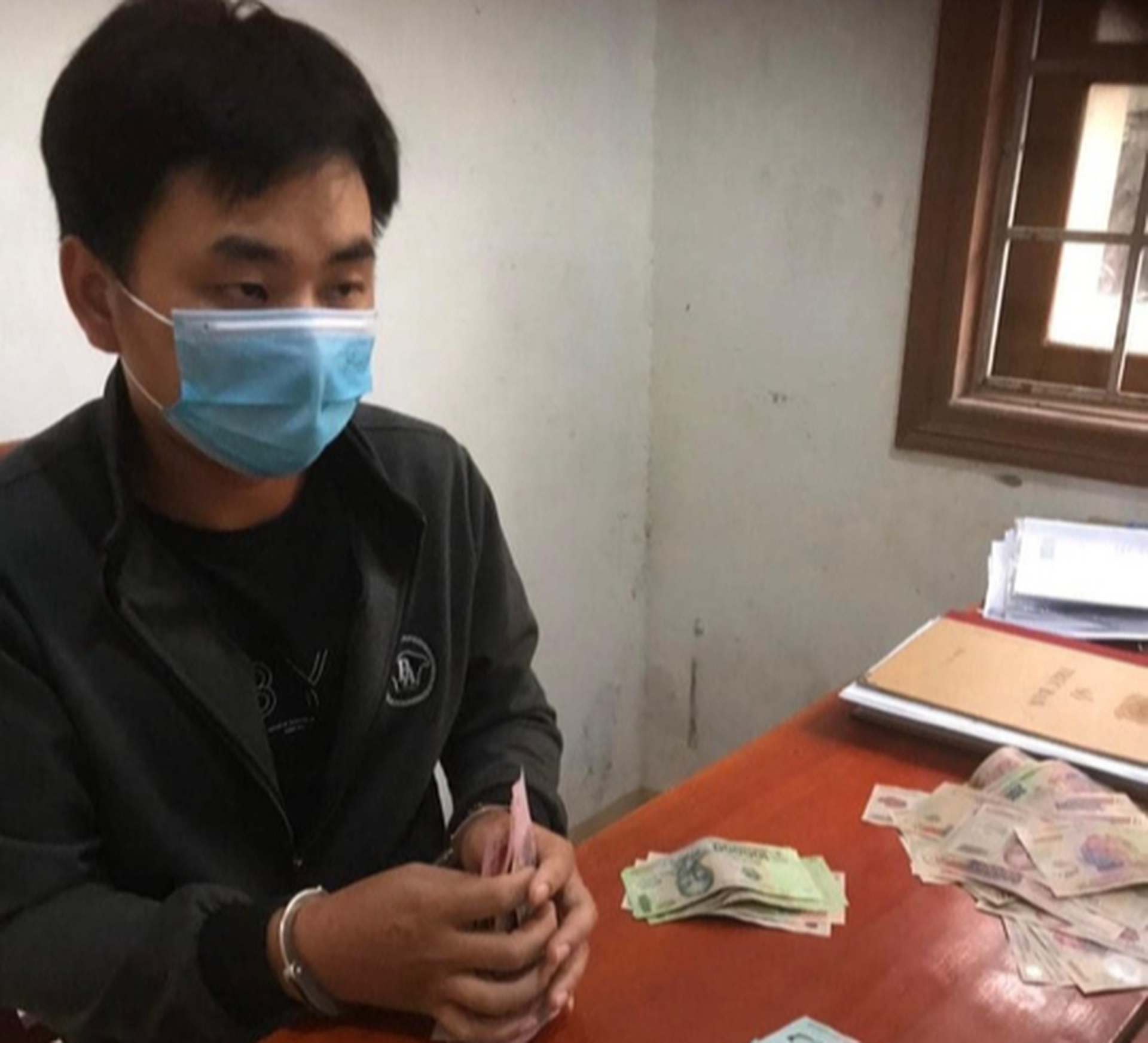 Nam thanh ni&ecirc;n trộm thẻ ATM của người c&ugrave;ng cảnh ngộ rồi r&uacute;t sạch tiền - Ảnh 1.