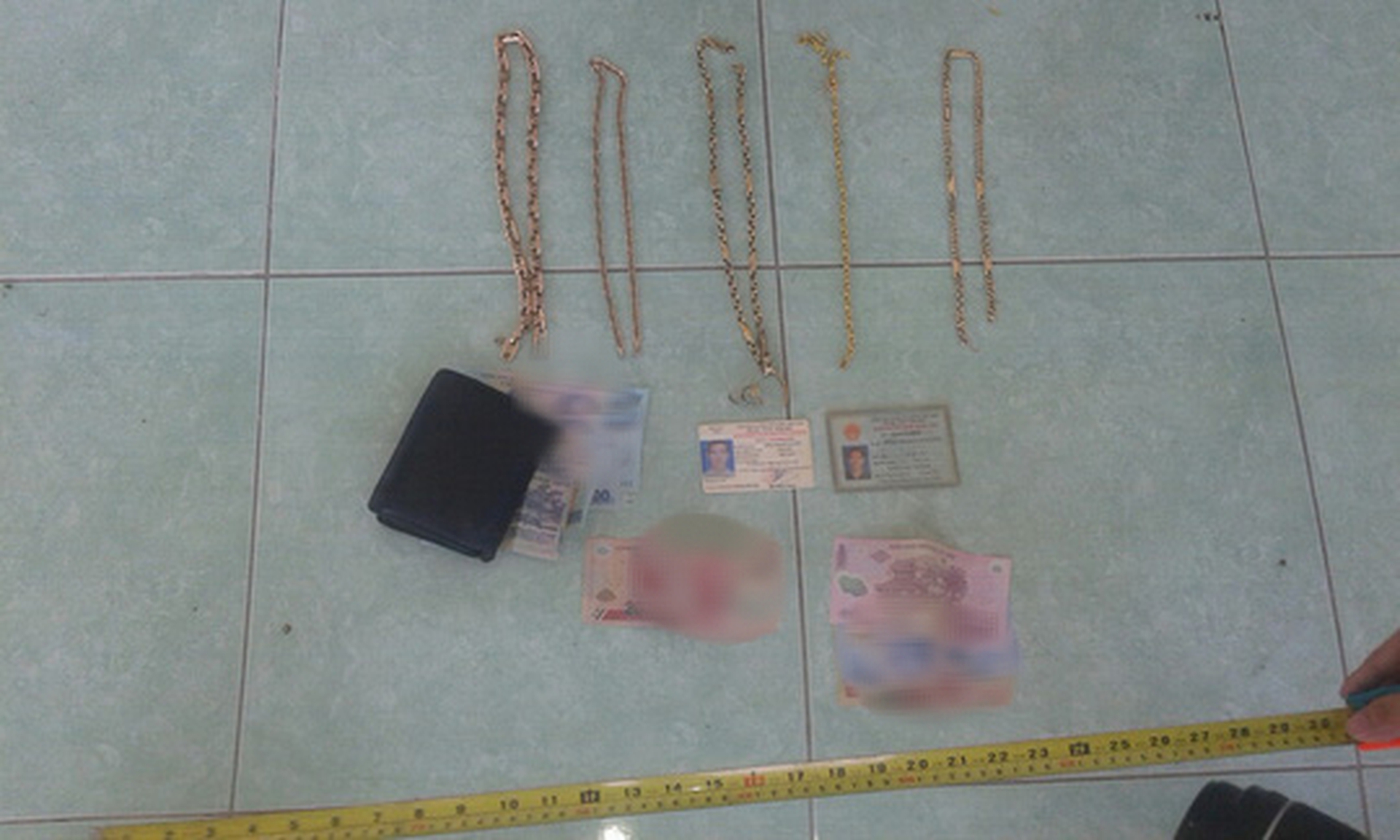 T&igrave;m nạn nh&acirc;n của băng cướp giật li&ecirc;n tỉnh đ&ecirc;m Gi&aacute;ng sinh - Ảnh 2.