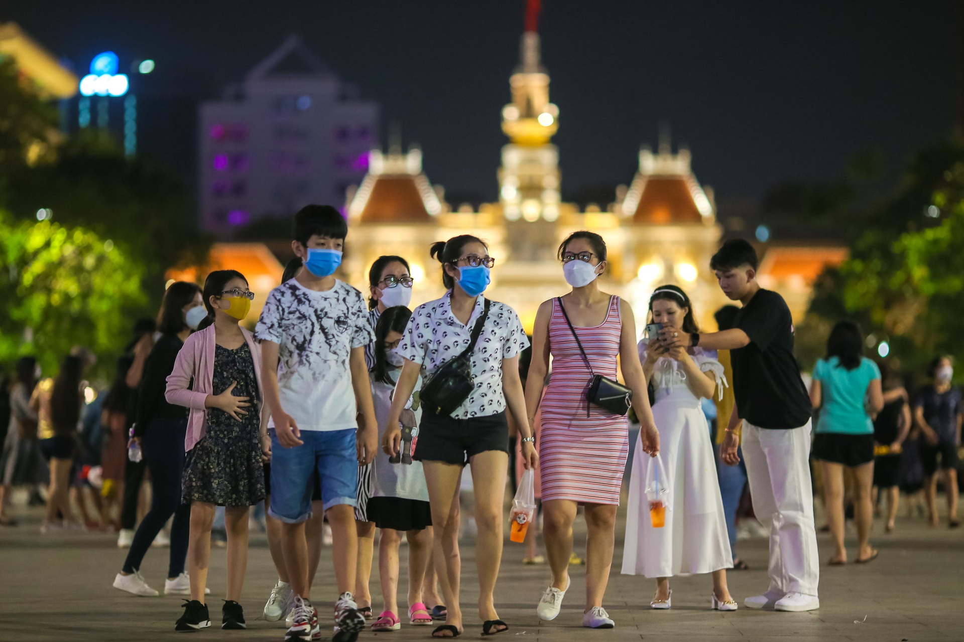 Người d&acirc;n đổ về trung t&acirc;m TP HCM ch&agrave;o đ&oacute;n năm mới 2022 - Ảnh 1.