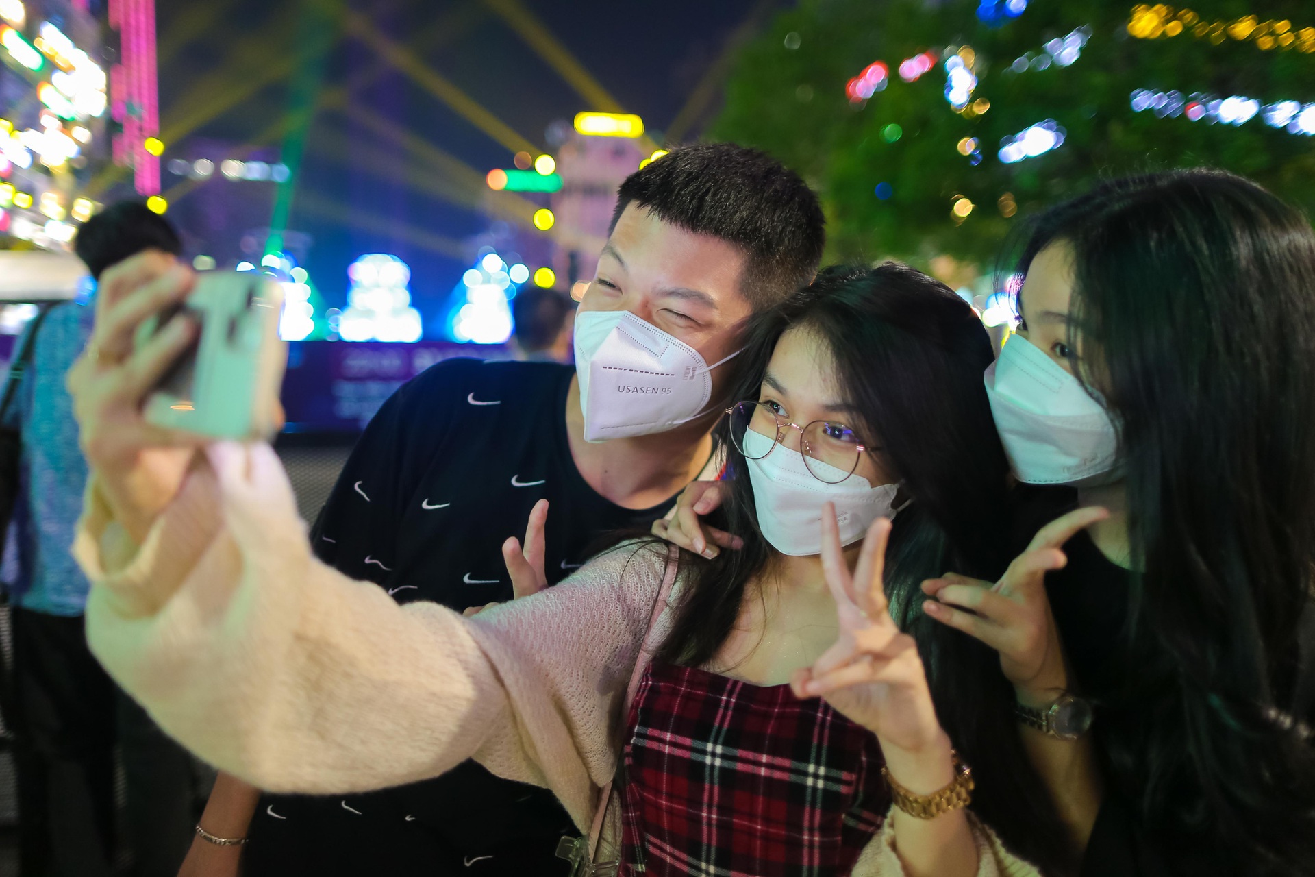 Người d&acirc;n đổ về trung t&acirc;m TP HCM ch&agrave;o đ&oacute;n năm mới 2022 - Ảnh 5.