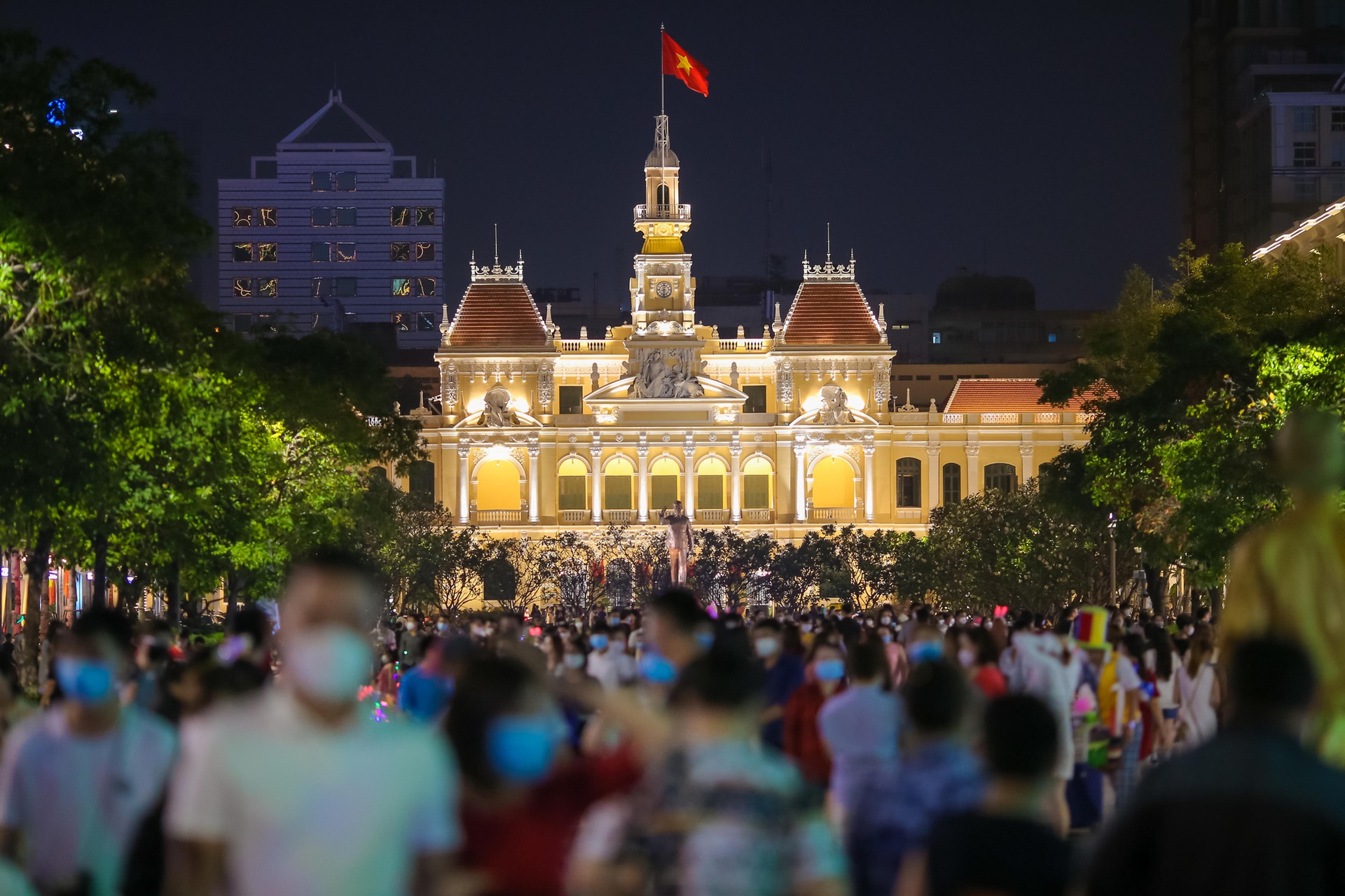 Người d&acirc;n đổ về trung t&acirc;m TP HCM ch&agrave;o đ&oacute;n năm mới 2022 - Ảnh 10.