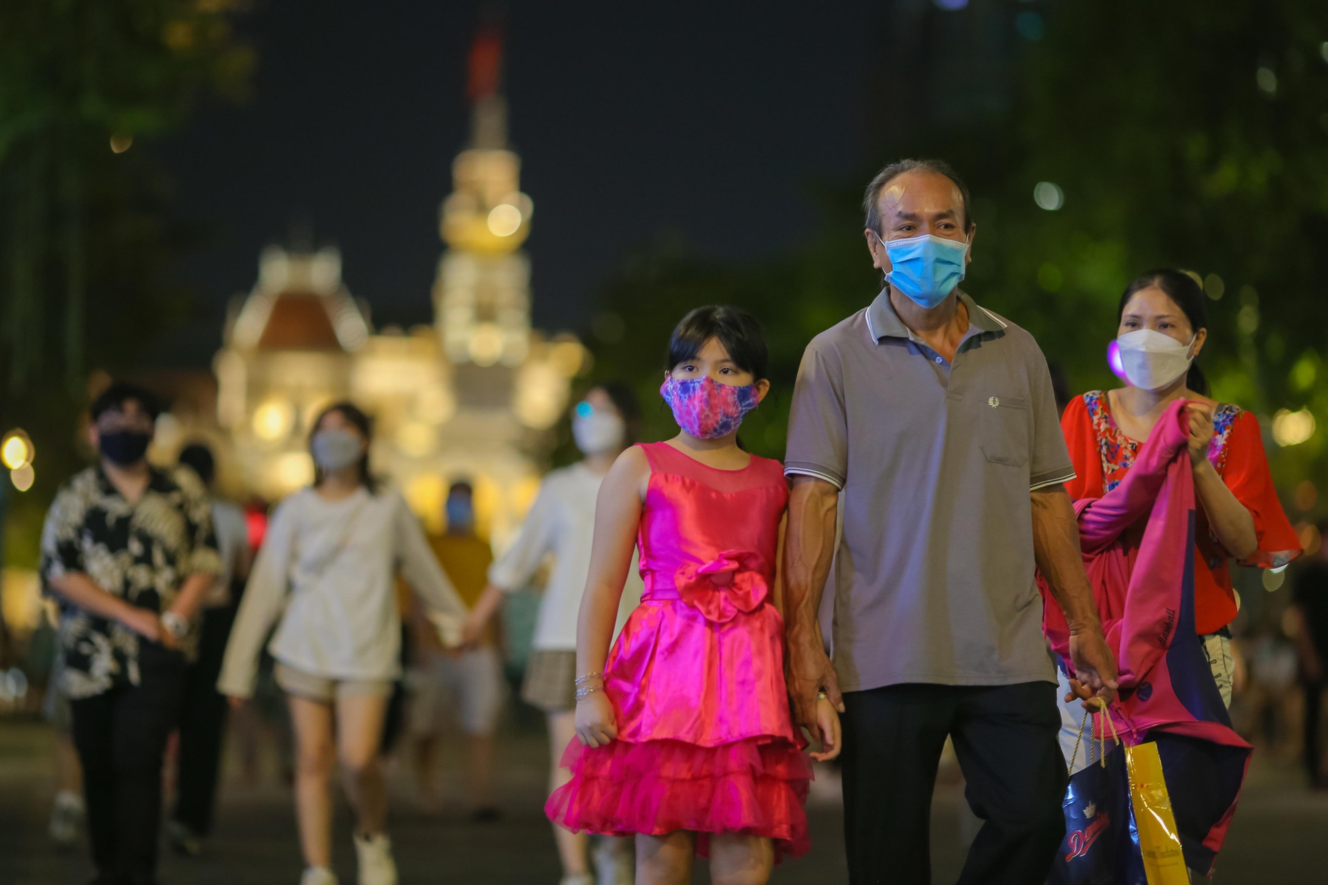 Người d&acirc;n đổ về trung t&acirc;m TP HCM ch&agrave;o đ&oacute;n năm mới 2022 - Ảnh 7.