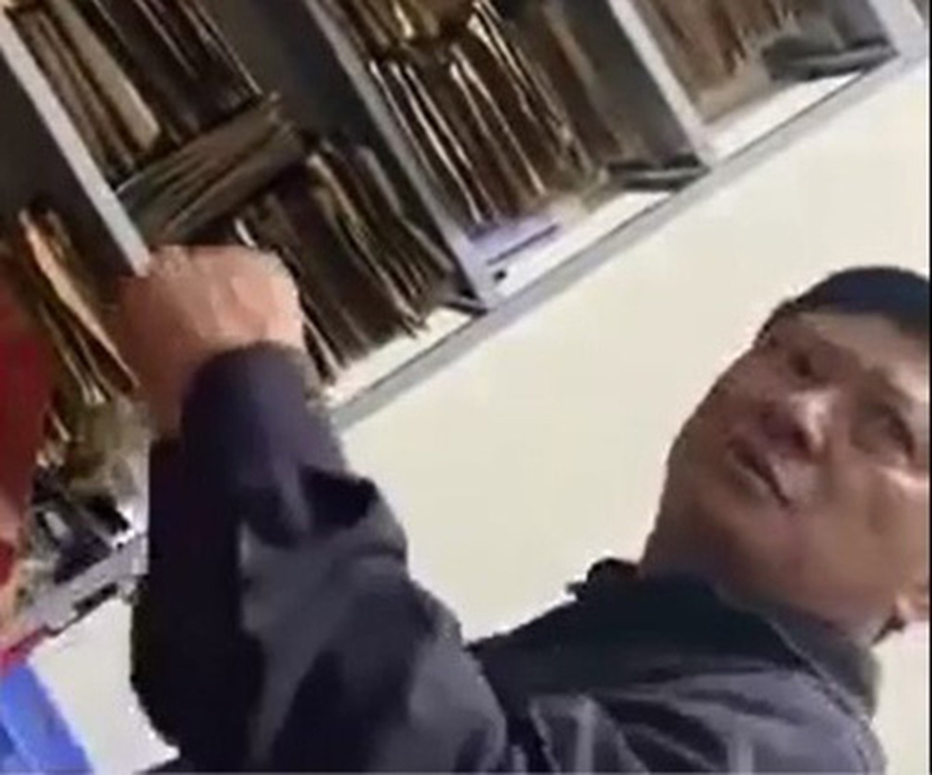 Đ&igrave;nh chỉ gi&aacute;o vi&ecirc;n dạy l&aacute;i xe bị tố đ&aacute;nh người sau m&acirc;u thuẫn giao th&ocirc;ng - Ảnh 1.