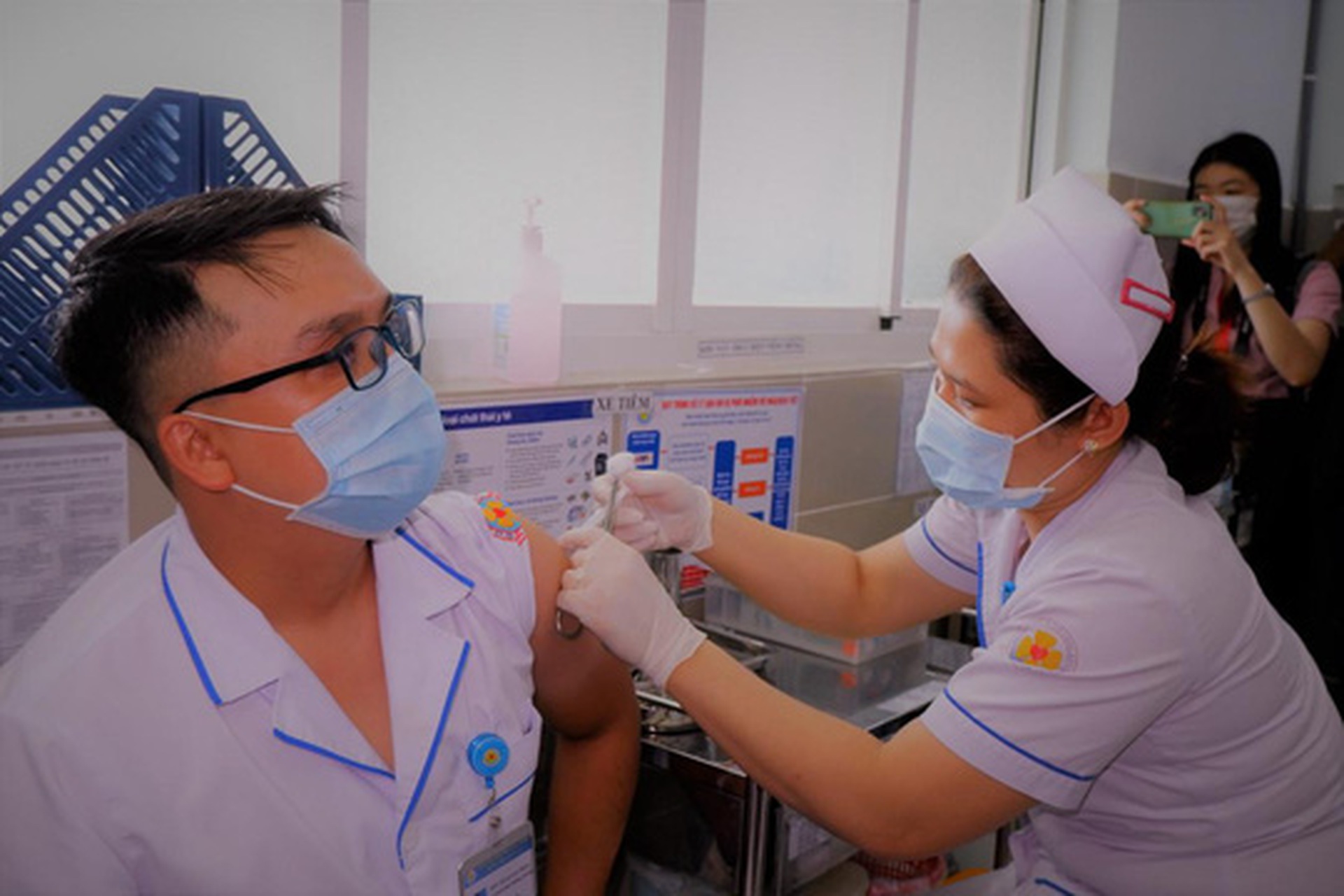 V&igrave; sao TP HCM tạm ngừng lấy mẫu x&eacute;t nghiệm dịch vụ Covid-19? - Ảnh 2.