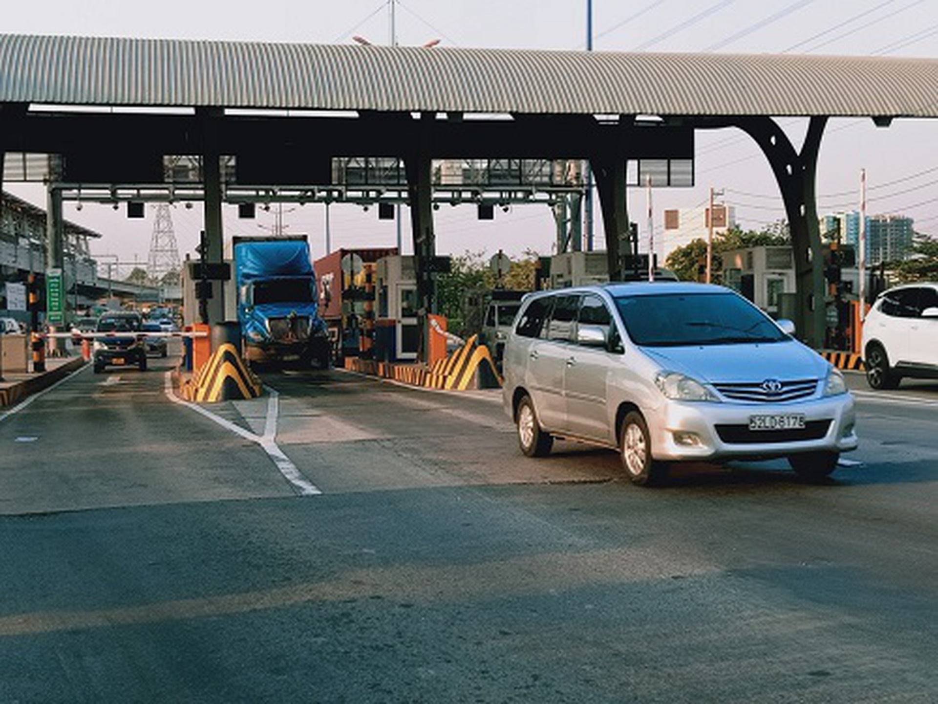 CSGT TP HCM: Xử l&yacute; nghi&ecirc;m t&agrave;i xế g&acirc;y rối tại trạm thu ph&iacute; xa lộ H&agrave; Nội - Ảnh 1.