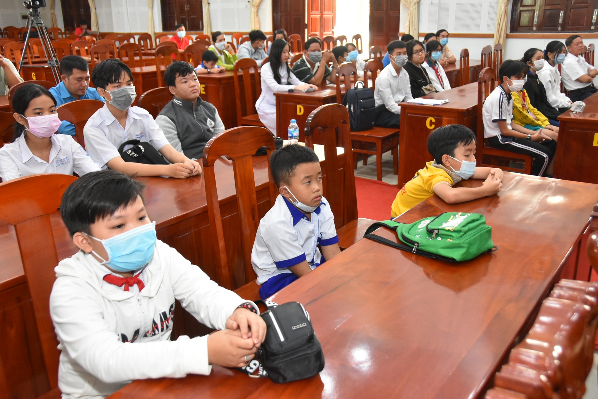 Cờ Tổ quốc v&agrave; học bổng tiếp tục đến với v&ugrave;ng bi&ecirc;n giới An Giang - Ảnh 9.