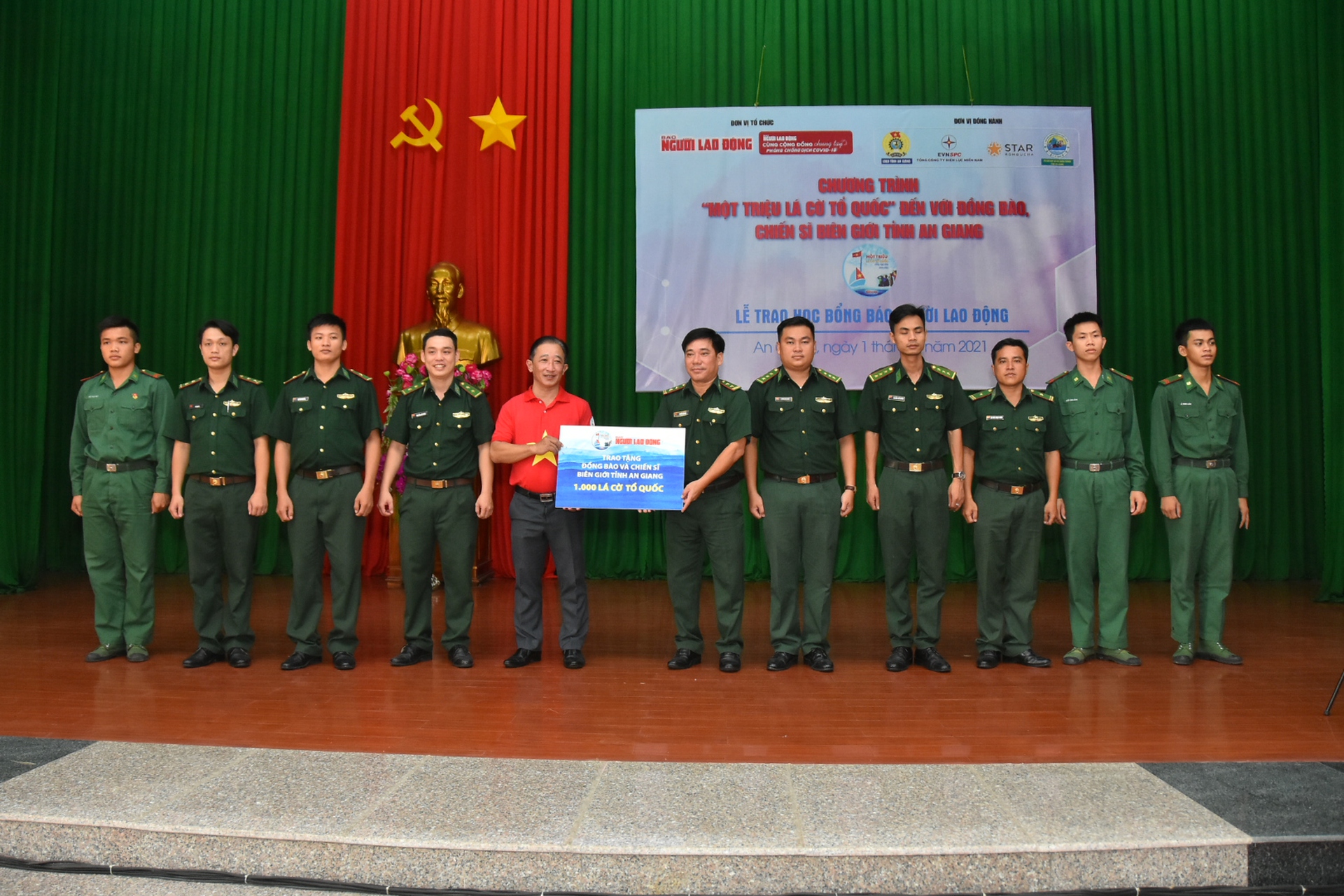 Cờ Tổ quốc v&agrave; học bổng tiếp tục đến với v&ugrave;ng bi&ecirc;n giới An Giang - Ảnh 1.