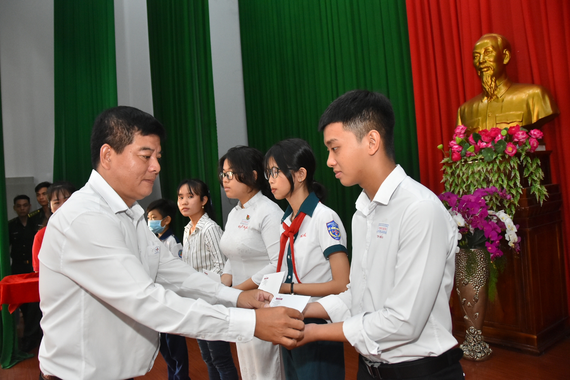 Cờ Tổ quốc v&agrave; học bổng tiếp tục đến với v&ugrave;ng bi&ecirc;n giới An Giang - Ảnh 8.
