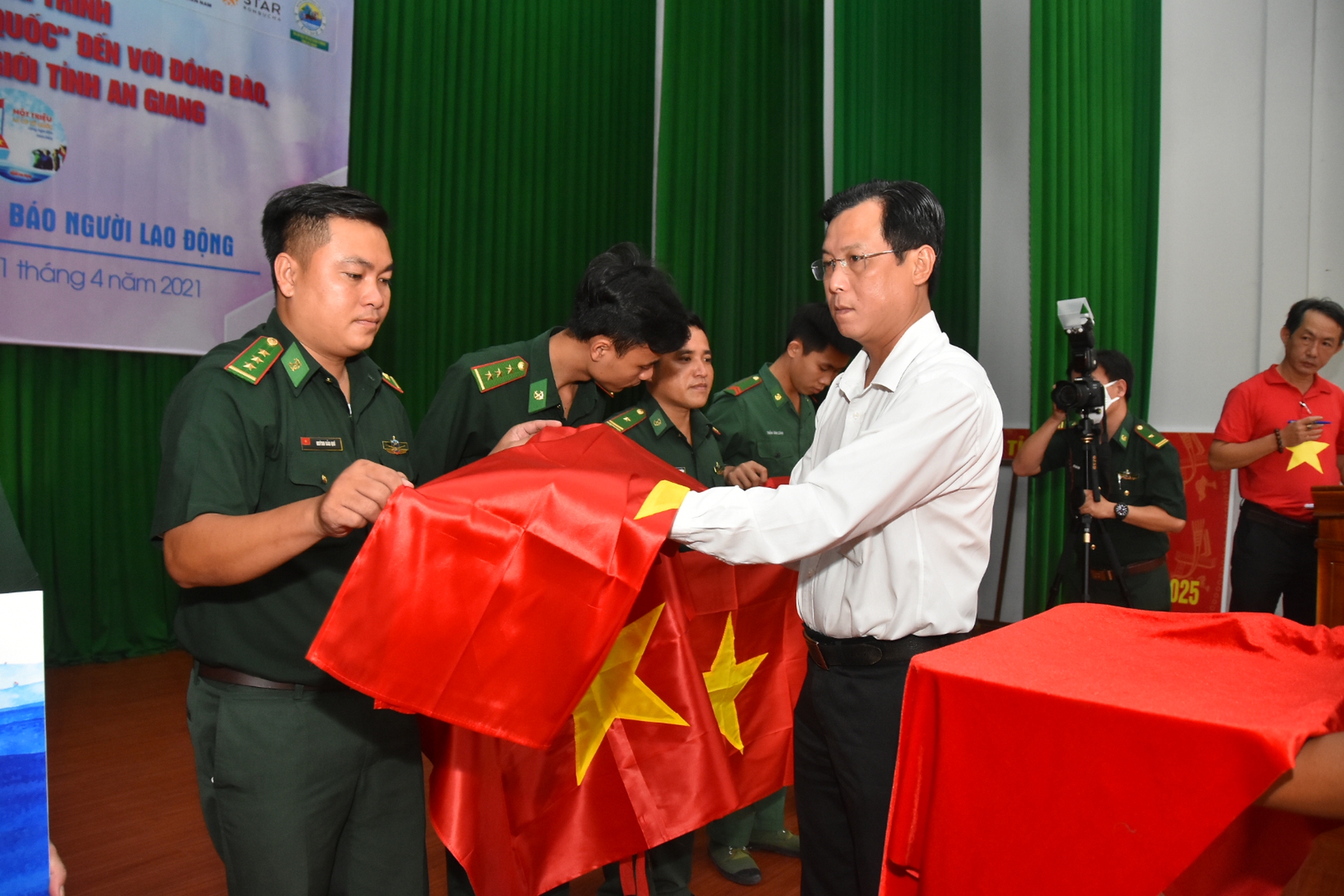 Cờ Tổ quốc v&agrave; học bổng tiếp tục đến với v&ugrave;ng bi&ecirc;n giới An Giang - Ảnh 5.