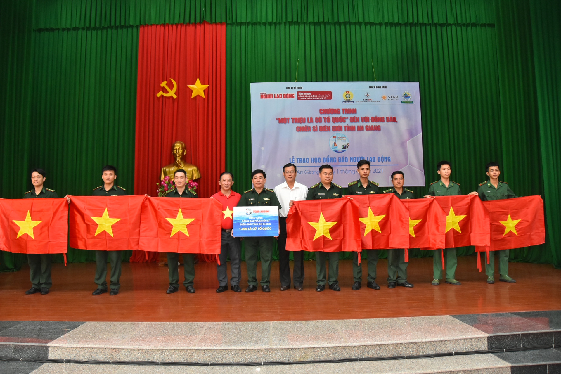 Cờ Tổ quốc v&agrave; học bổng tiếp tục đến với v&ugrave;ng bi&ecirc;n giới An Giang - Ảnh 2.
