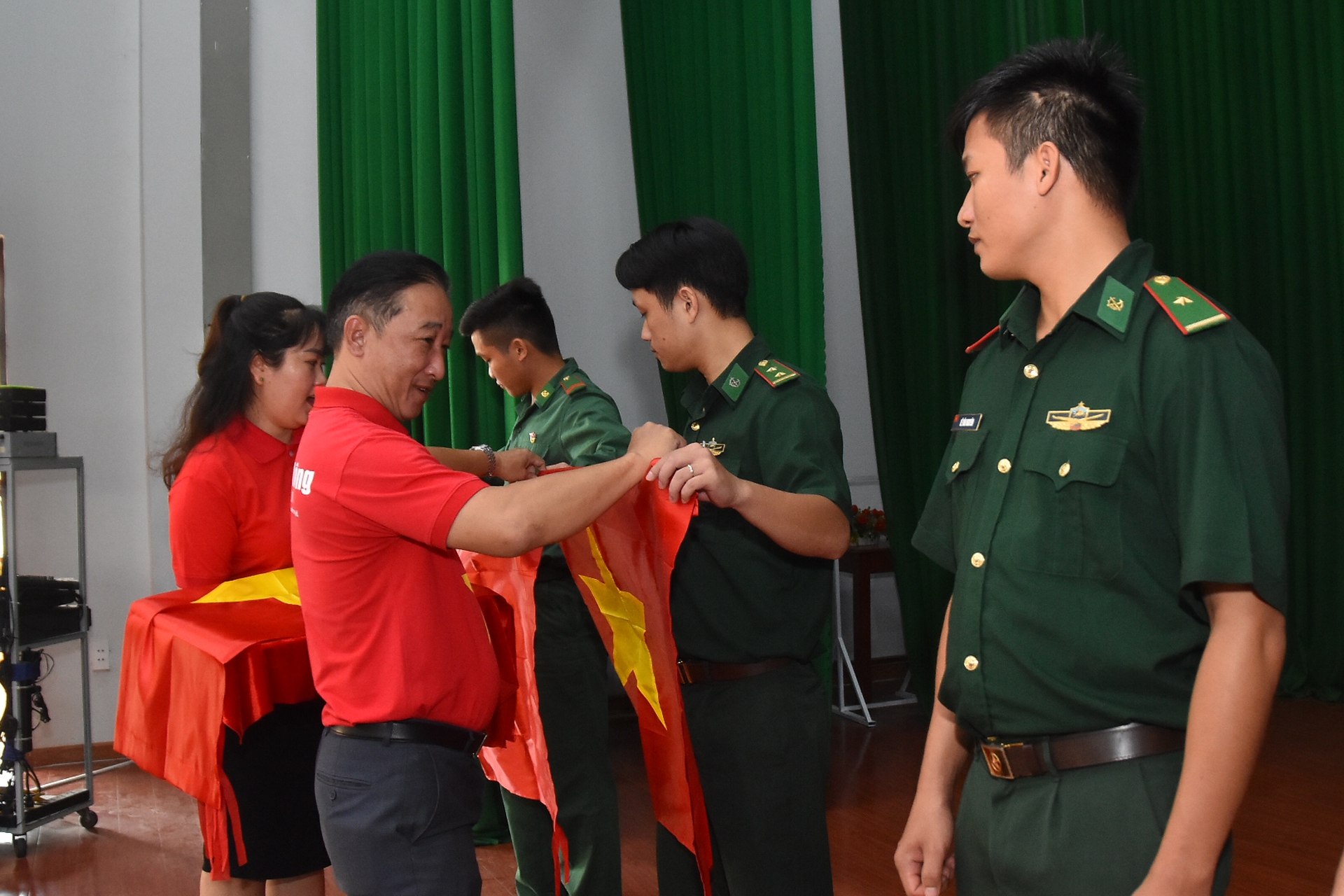 Cờ Tổ quốc v&agrave; học bổng tiếp tục đến với v&ugrave;ng bi&ecirc;n giới An Giang - Ảnh 4.