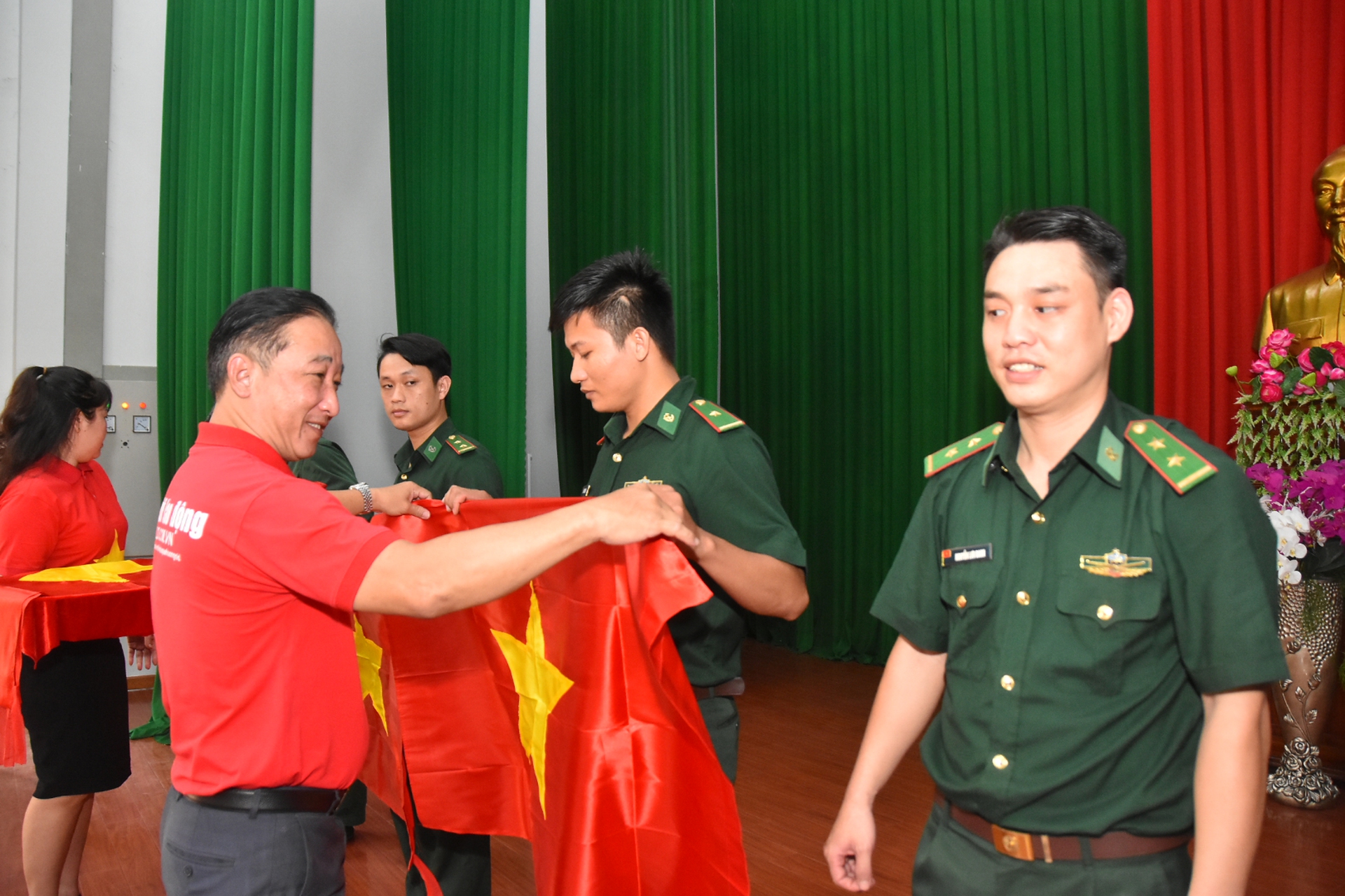 Cờ Tổ quốc v&agrave; học bổng tiếp tục đến với v&ugrave;ng bi&ecirc;n giới An Giang - Ảnh 3.