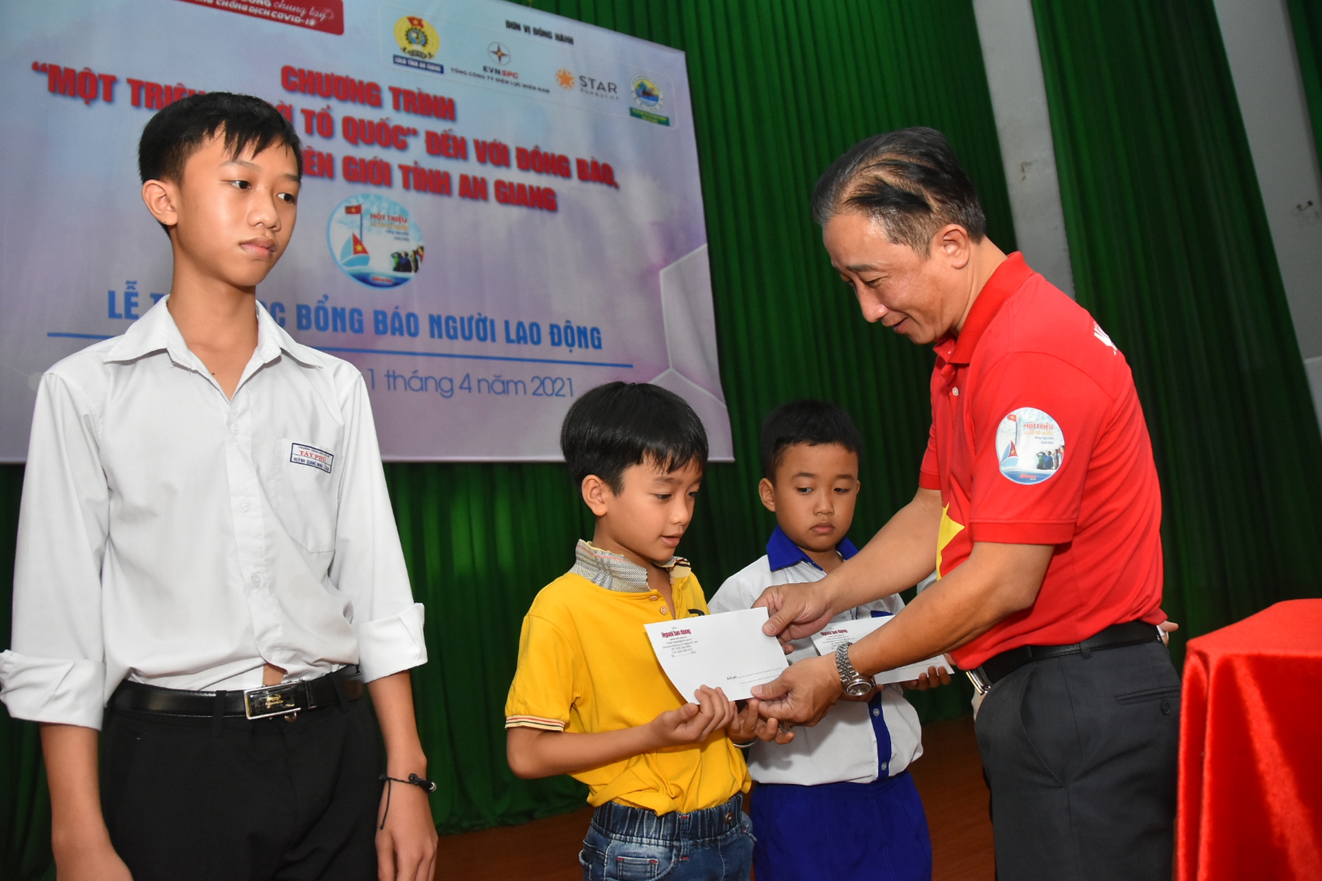 Cờ Tổ quốc v&agrave; học bổng tiếp tục đến với v&ugrave;ng bi&ecirc;n giới An Giang - Ảnh 7.